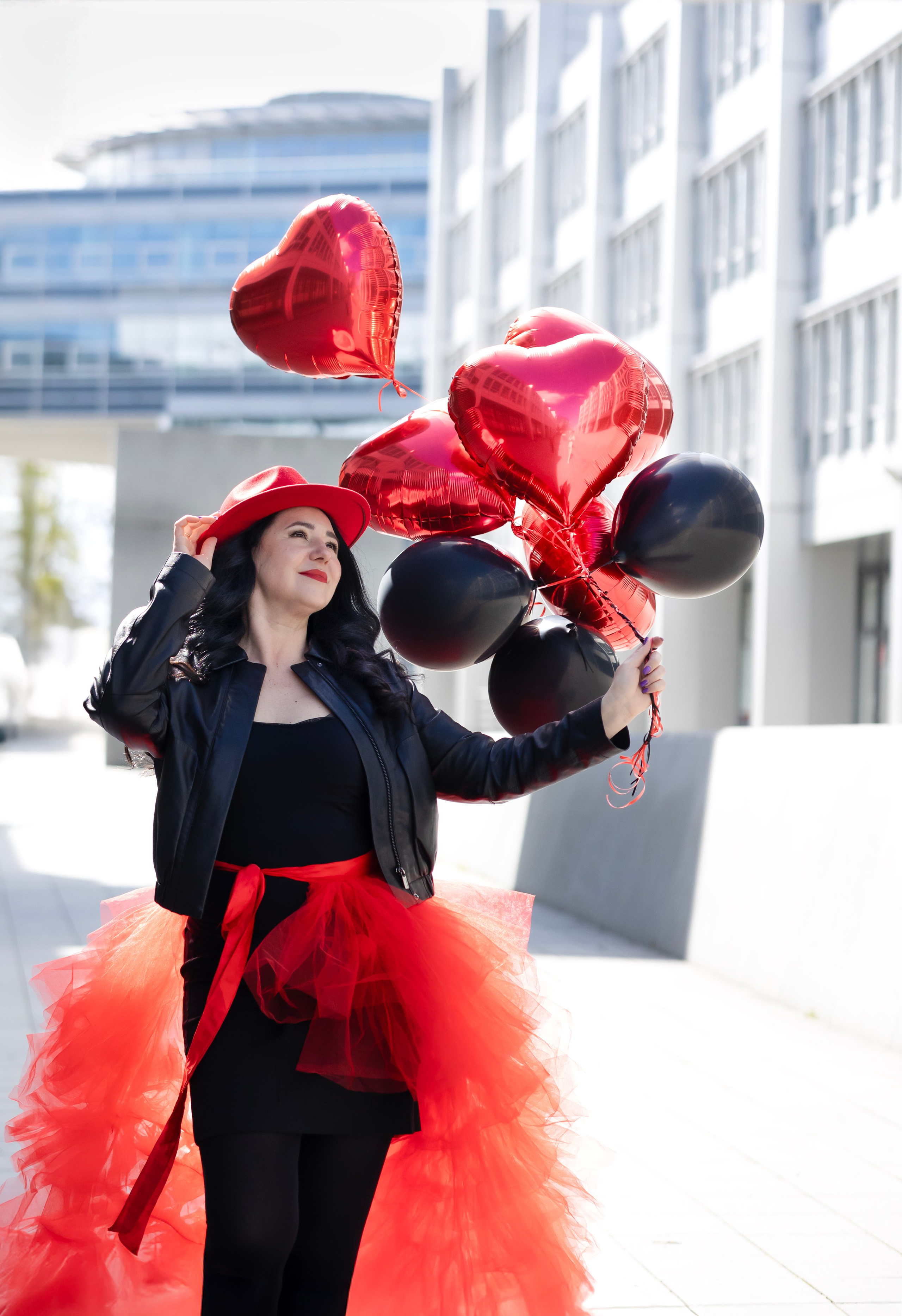 Balloons and red skirt. Фотограф в Мюнхене