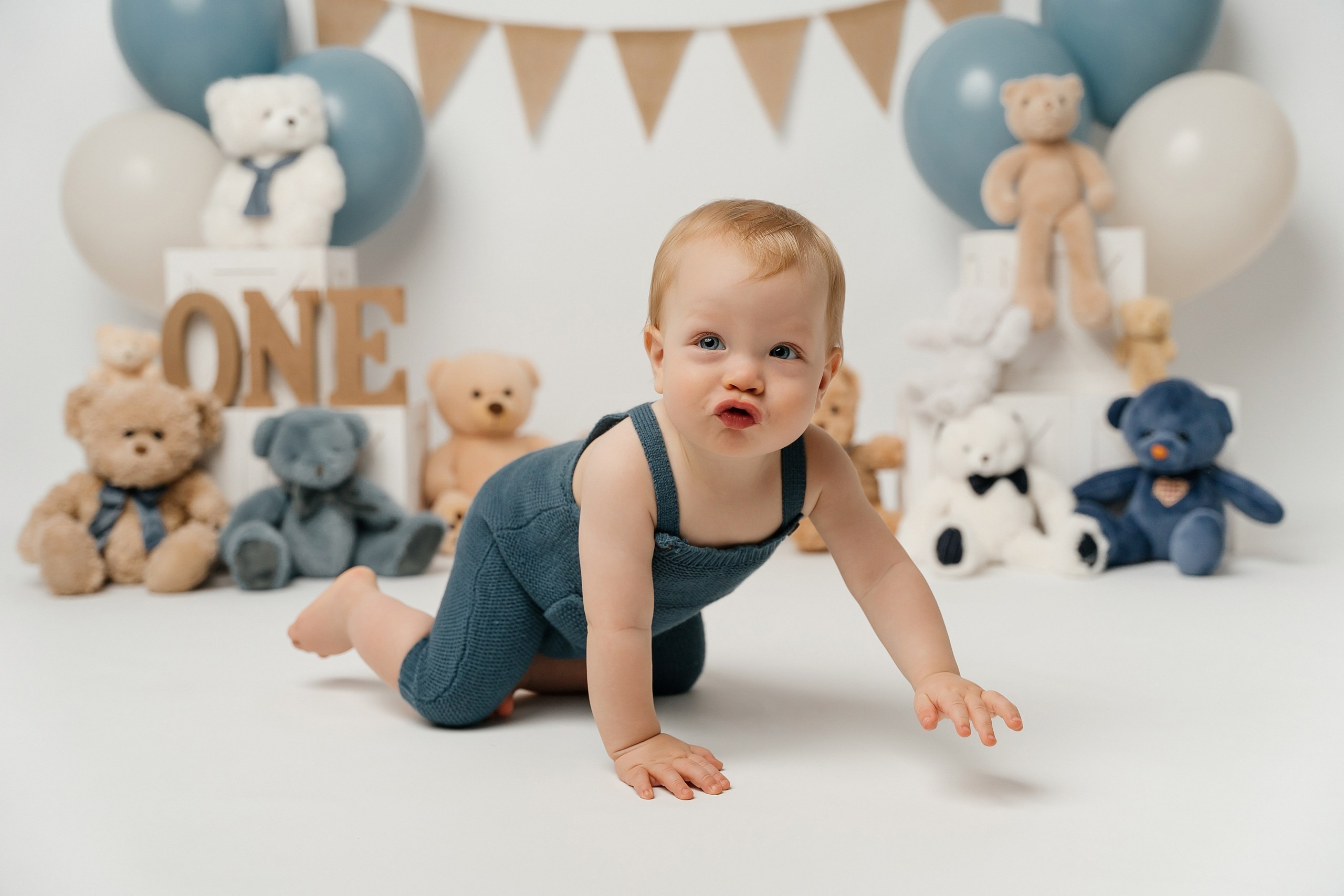 First birthday cake smash session. Newborn and family photographer. Hills District. Sydney