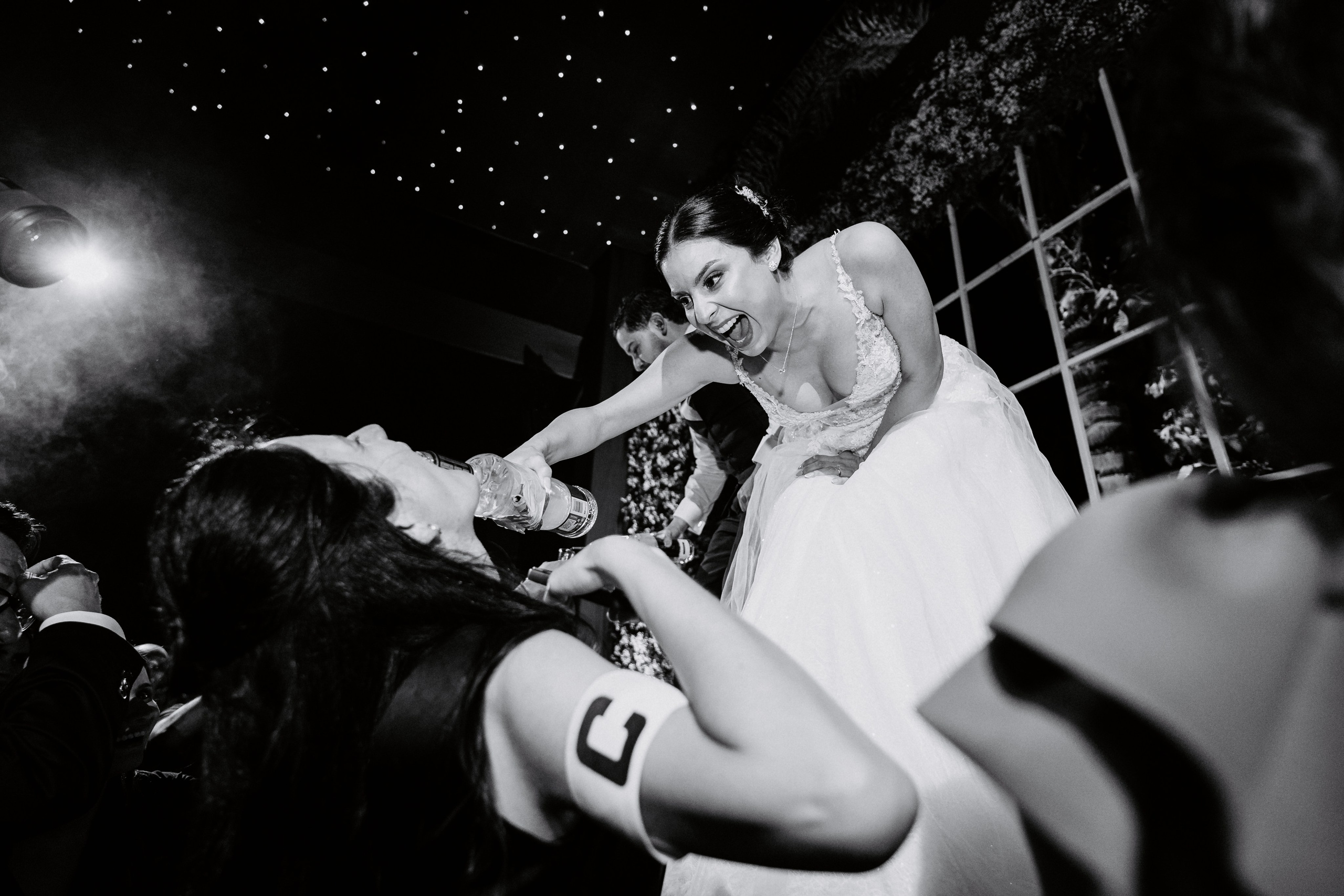 Un vistazo a la fiesta. Fotógrafo de Bodas en Lima | Ronhy Altamirano. Fotografía narrativa y cinematográfica para bodas, quinceañeras y eventos exclusivos