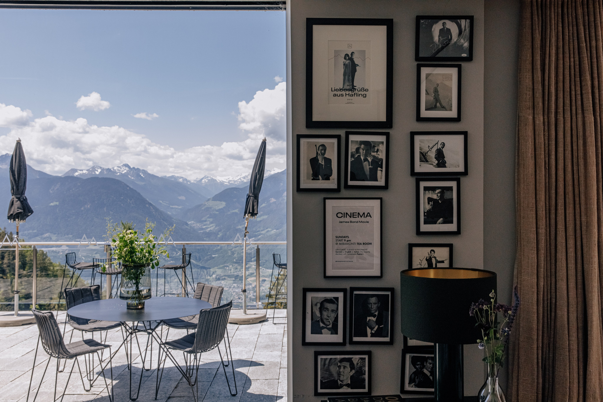 Stilvolle Details im Miramonti Boutique Hotel: Kunstwerke an den Wänden und eine elegante Terrasse mit Blick auf die Umgebung.