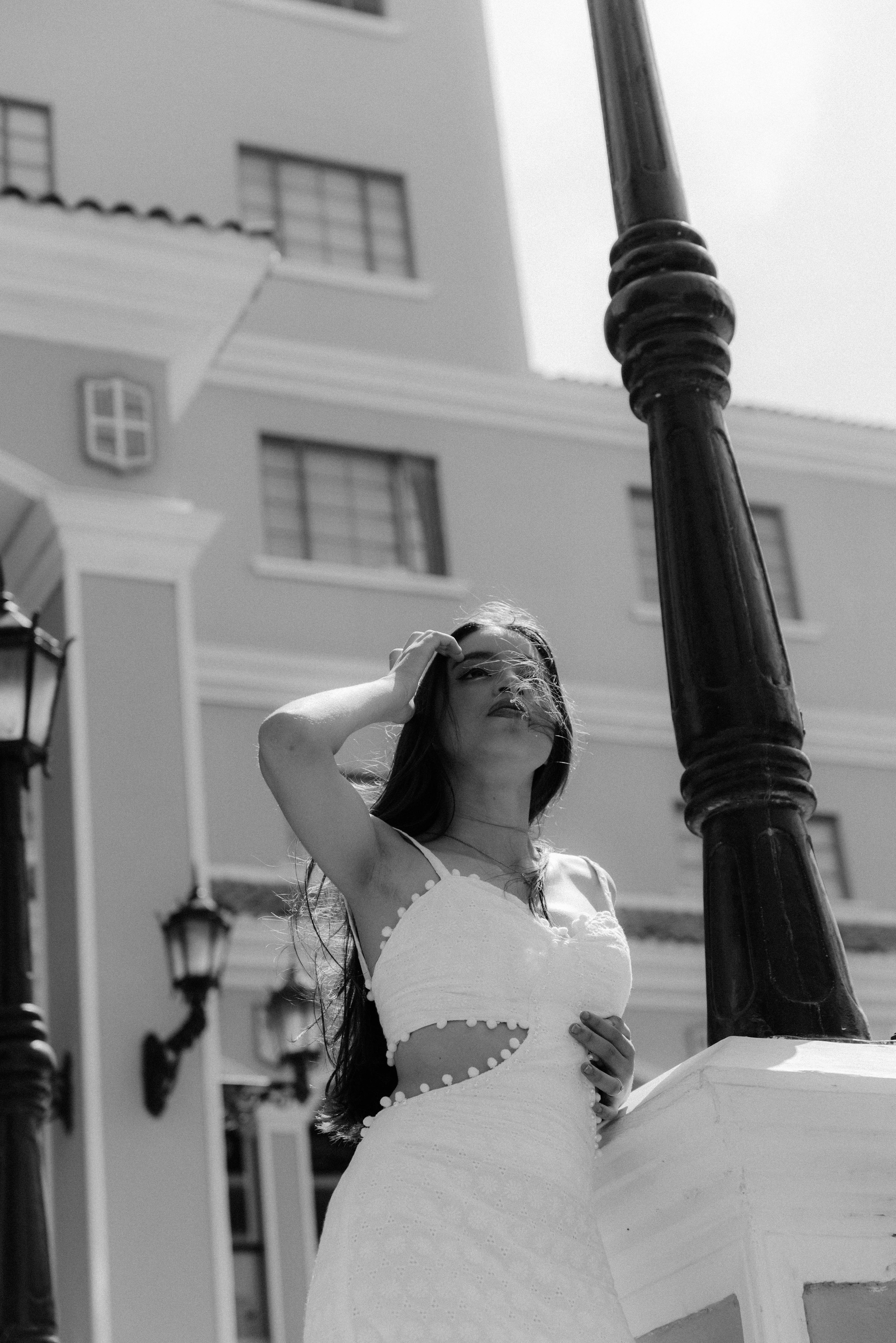 Sesión fotográfica quinceañera interior minimalista blanco profesional BanderArt Barranquilla