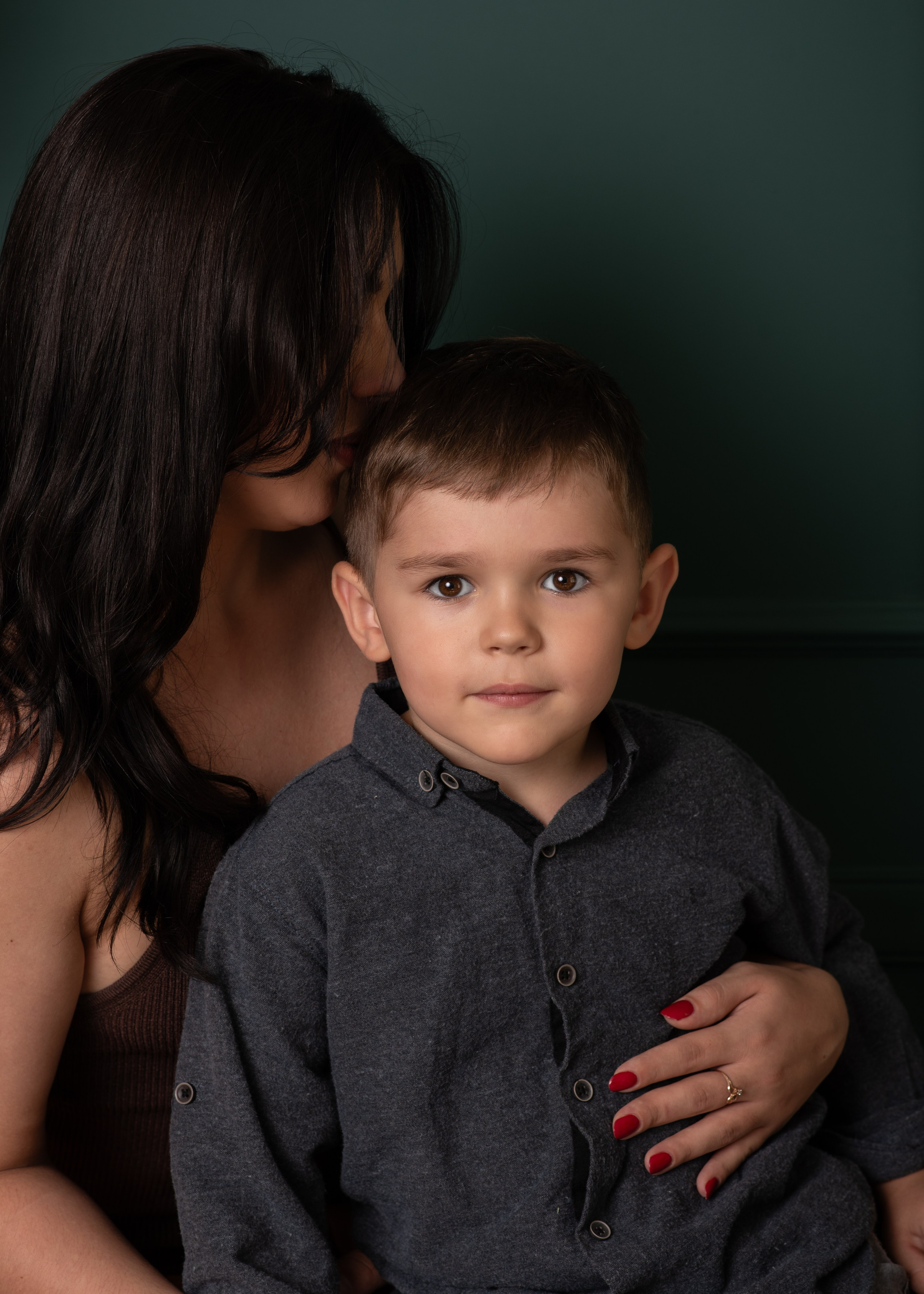 Живые эмоции, объятия, радость и искренние моменты Ваших поколений. Я — семейный фотограф в Анталии, создаю тёплые и естественные фотографии для Вашей семьи