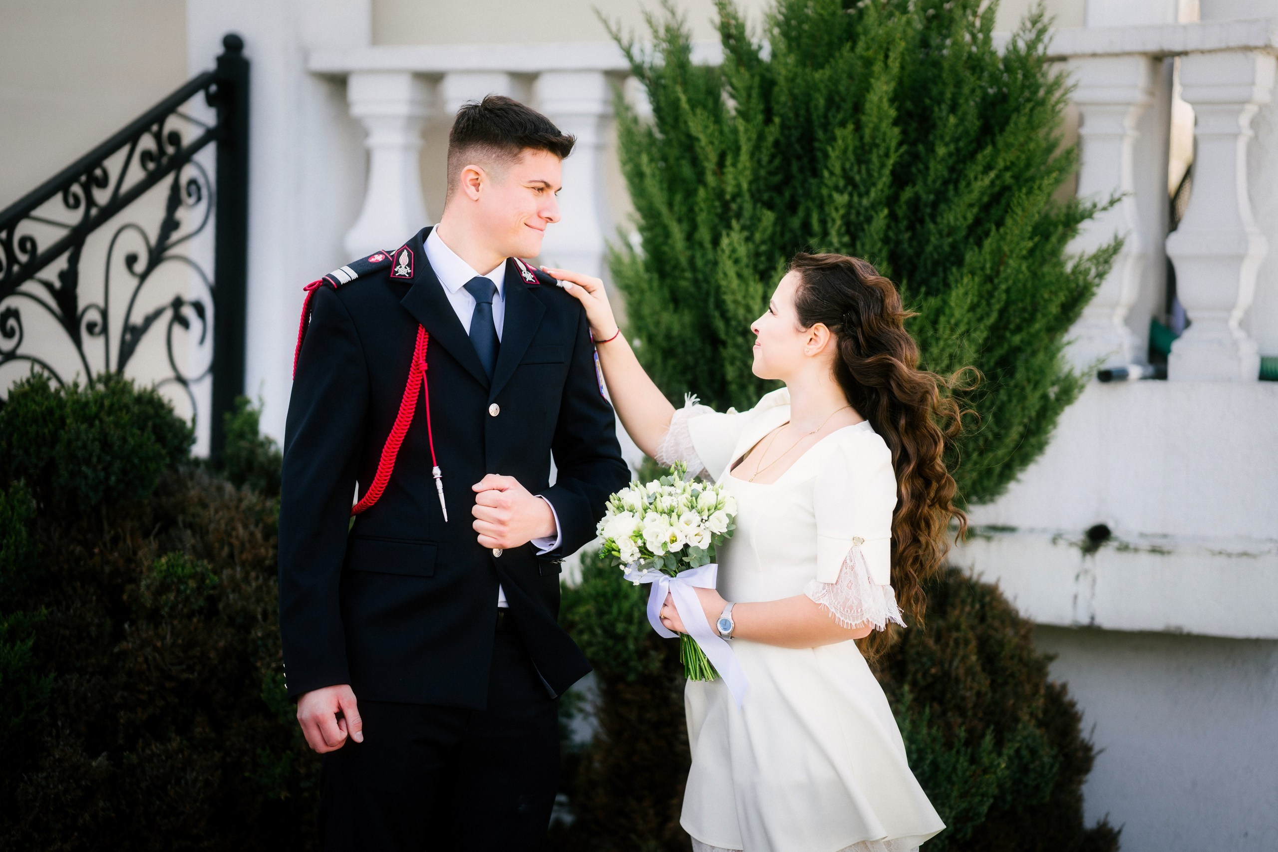 Povestitor prin fotografie - Fotograf nuntă Botoșani  – Alin Chirilă -* Gabriel și Denisa la starea civilă în Unțeni Botoșani, fotografie de cuplu pe scări elegante, Alin Chirilă fotograf* Mire și mireasă după cununia civilă în comuna Unțeni Botoșani, ședință foto realizată de AlinoFotoStudio* Fotograf stare civilă Botoșani, Gabriel și Denisa privindu-se cu drag pe scările locației de eveniment* Cuplu proaspăt căsătorit la cununia civilă Unțeni, fotografie romantică realizată de Alin Chirilă fotograf* Gabriel și Denisa după ceremonia civilă, ședință foto la Restaurant Luceafărul Popas Cucorăni* Fotograf evenimente Botoșani, stare civilă Unțeni, mire și mireasă în cadru elegant și luminos* Mire în uniformă și mireasă cu buchet alb, fotografie de nuntă civilă în județul Botoșani* AlinoFotoStudio portret de cuplu la stare civilă, Gabriel și Denisa în ziua logodnei civile* Fotograf cununie civilă Botoșani, moment romantic surprins la Popas Cucorăni Luceafărul* Gabriel și Denisa și-au spus da la Unțeni Botoșani, amintiri fotografice naturale și elegante* Mireasă cu păr ondulat și mire în uniformă militară, fotografie de cuplu la stare civilă* Alin Chirilă povestitor prin fotografie, cununie civilă Gabriel și Denisa în Botoșani* Ședință foto de stare civilă Botoșani, cuplu pe scări decorative într-un cadru rafinat* Fotograf nuntă și stare civilă Suceava Botoșani Iași, Gabriel și Denisa în ziua cea mare* Imagine romantică de la cununia civilă Unțeni, mire și mireasă zâmbind unul către celălalt, fotograf uvertura mall Botoșani, fotograf mall- servicii foto- video Botoșani 