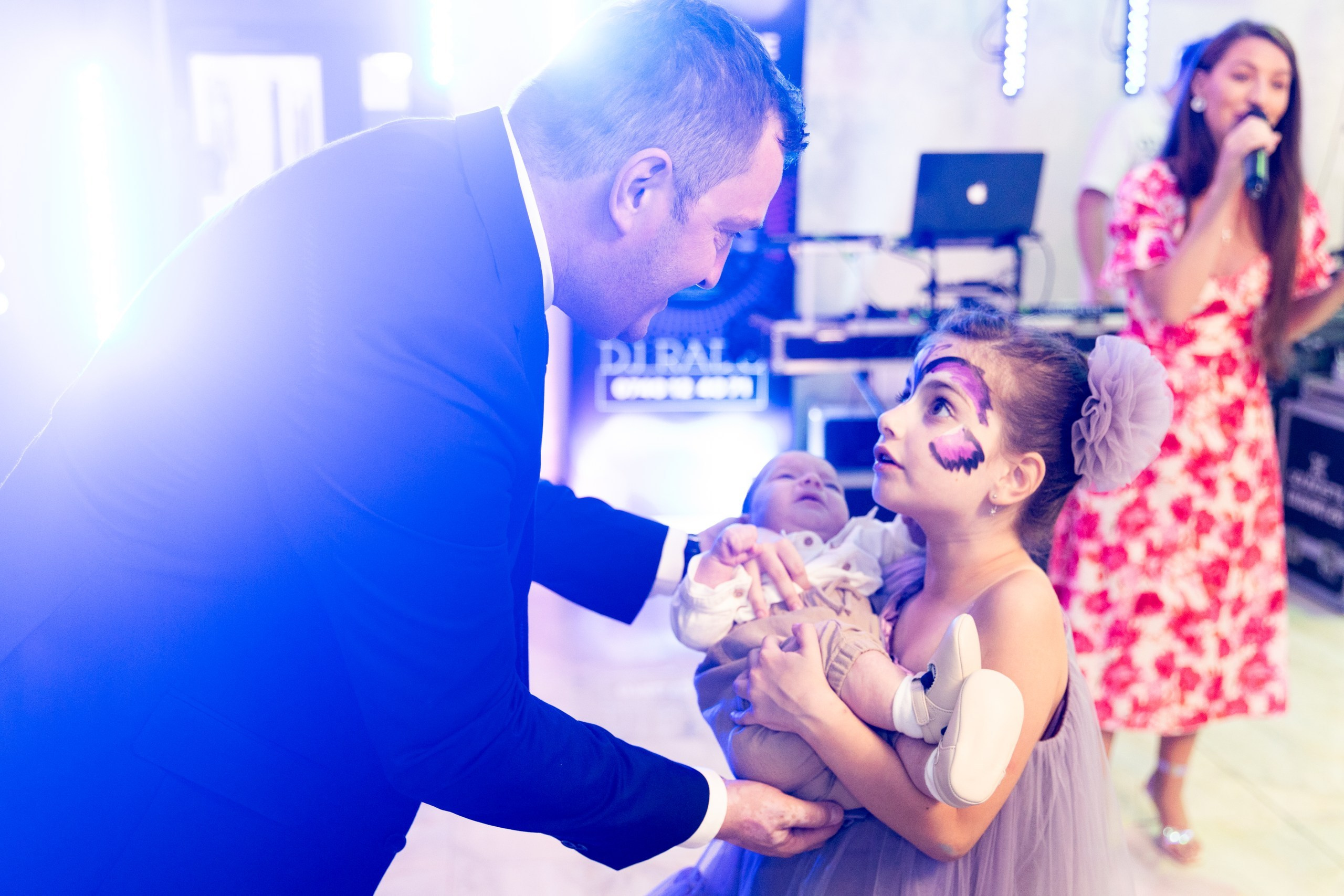 fotograf botez , fotografie botez Botoșani, fotograf Alin Chirilă, amintiri botez, fotografii botez, botez Miruna Parascheva, fotograf copii, fotografie botez în Botoșani-alt="botez , fotografie botez Alin Chirilă, amintiri botez, fotografii emoționante botez Botoșani"-- fotografii-botez-bebelus- amintiri-botez-micuț- moment-sfânt-crestinare- fotografie-emotionanta-botez- detalii-botez-bebelusi- parinti-fericiti-la-botez- fotograf-botez-profesionist- botez-in-biserica-ortodoxa- micuț-botezat-cu-emoție- zâmbete-și-lacrimi-la-botez- bebeluș-la-cristelniță- decor-botez-colorat- botez-cu-dragoste-și-credință- emotie-pura-la-botez- fotograf-botez-botosani- botez-iasi-suceava-fotograf- amintiri-nepretuite-botez-- Preotul ținându-l pe micuțul Mathias Gabriel la botez, în biserica Înălțarea Domnului, Copălău  - Detalii de la botezul lui Mathias – lumânare, trusou și icoană  - Familia lui Mathias Gabriel alături de micuț, în ziua botezului  - Portret emoționant cu mama și bebelușul în brațe, în biserică,fotograf profesionist evenimente Botoșani, Iași, Suceava, Fălticeni, Bacău, Pașcani, Roman - AlinoFotoStudio by Alin Chirilă - servicii foto nuntă, botez, cununie, ședințe foto creative, albume personalizate, fotografii emoționante și calitative pentru cele mai importante momente din viață,fotograf nuntă Botoșani Alin Chirilă,  ședință foto botez Iași - AlinoFotoStudio,  servicii fotograf profesionist evenimente Suceava,  fotograf cununie civilă Fălticeni - Alin Chirilă,  album foto nuntă personalizat Bacău.“Bebeluș botezat în biserică, ținut în brațe de nași”	•	“Detaliu cu lumânarea de botez decorată cu flori albe”	•	“Părinți emoționați alături de copilul lor la ceremonia de botez”	•	“Masa festivă de botez cu decor tematic și tort personalizat”	•	“Momentul în care preotul toarnă apă sfințită pe fruntea bebelușului”	“Bebeluș în rochie albă de botez, zâmbind în brațele mamei”	•	“Detaliu cu cruciulița de botez așezată pe o pernă de satin”	•	“Părinți și nași aprinzând lumânările în timpul ceremoniei de botez”	•	“Tort de botez decorat cu figurine tematice și numele copilului”	•	“Copil botezat dormind liniștit în pătuțul decorat festiv”	•	“Momentul în care preotul binecuvântează copilul în fața altarului”	•	“Invitați adunându-se în jurul mesei festive la petrecerea de botez”	•	“Bebeluș ținând în mână o jucărie personalizată primită la botez”	•	“Familie fericită pozând împreună după ceremonia de botez”	•	“Decor tematic cu baloane și flori la locația petrecerii de botez” fotograf Botoșani fotograf evenimente fotograf botez Alin Chirila fotograf alinofotostudio.fotograf botez Amelis Maria, fotografie botez Botoșani, fotograf Alin Chirilă, amintiri botez, fotografii botez, botez Amelis Maria, fotograf copii, fotografie botez în Botoșani,