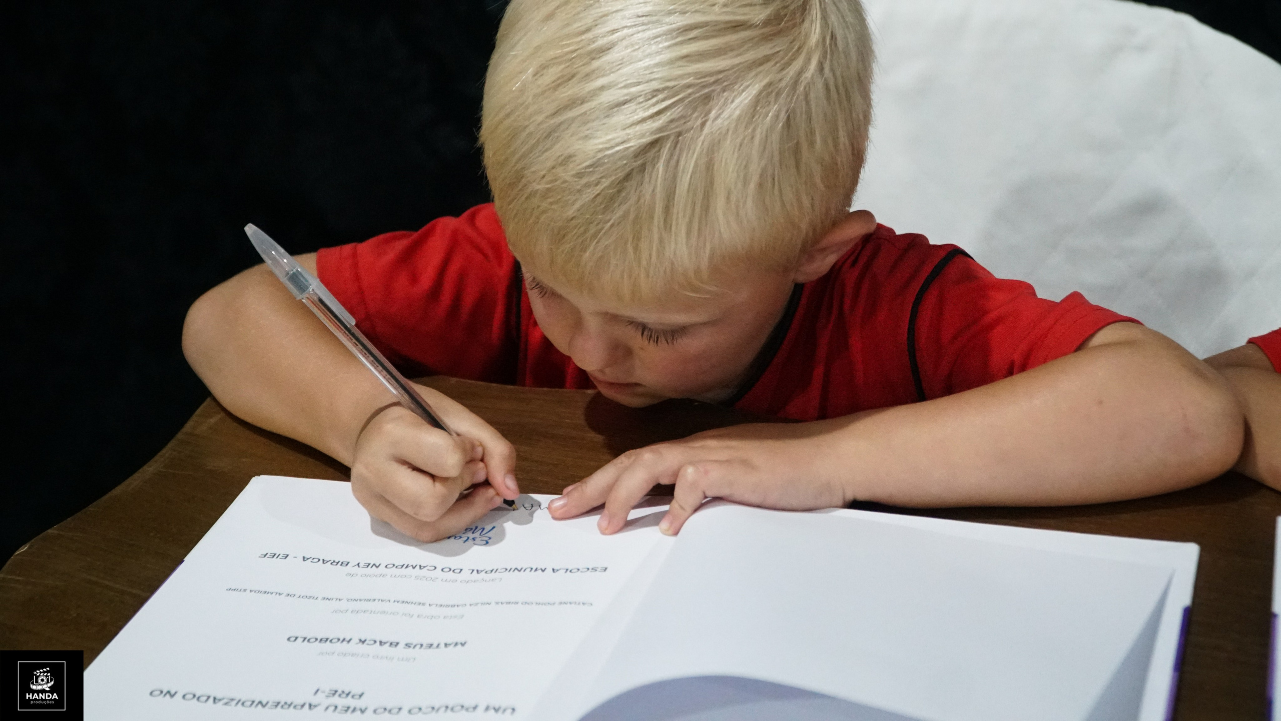Noite autógrafos colégio Aurélio Buarque de Holanda. Handa Produções