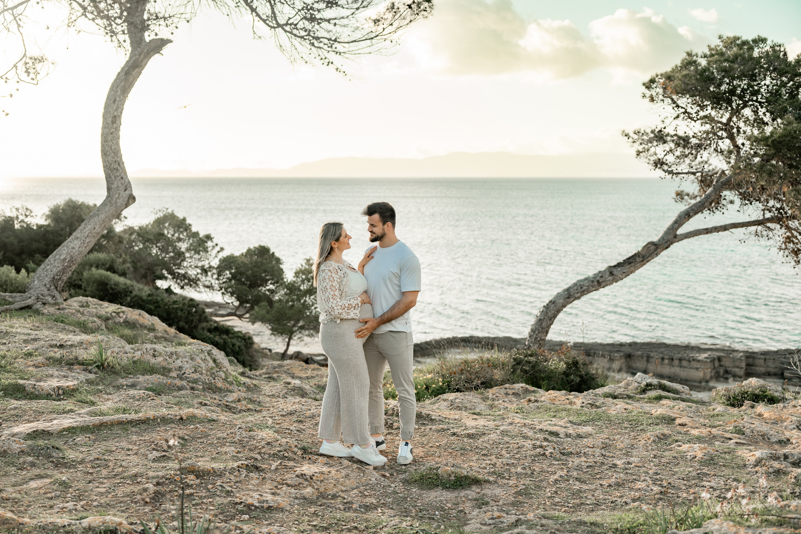 Schwangerschaftsshooting am Meer. Deine Fotografin auf Mallorca für Familien und Business