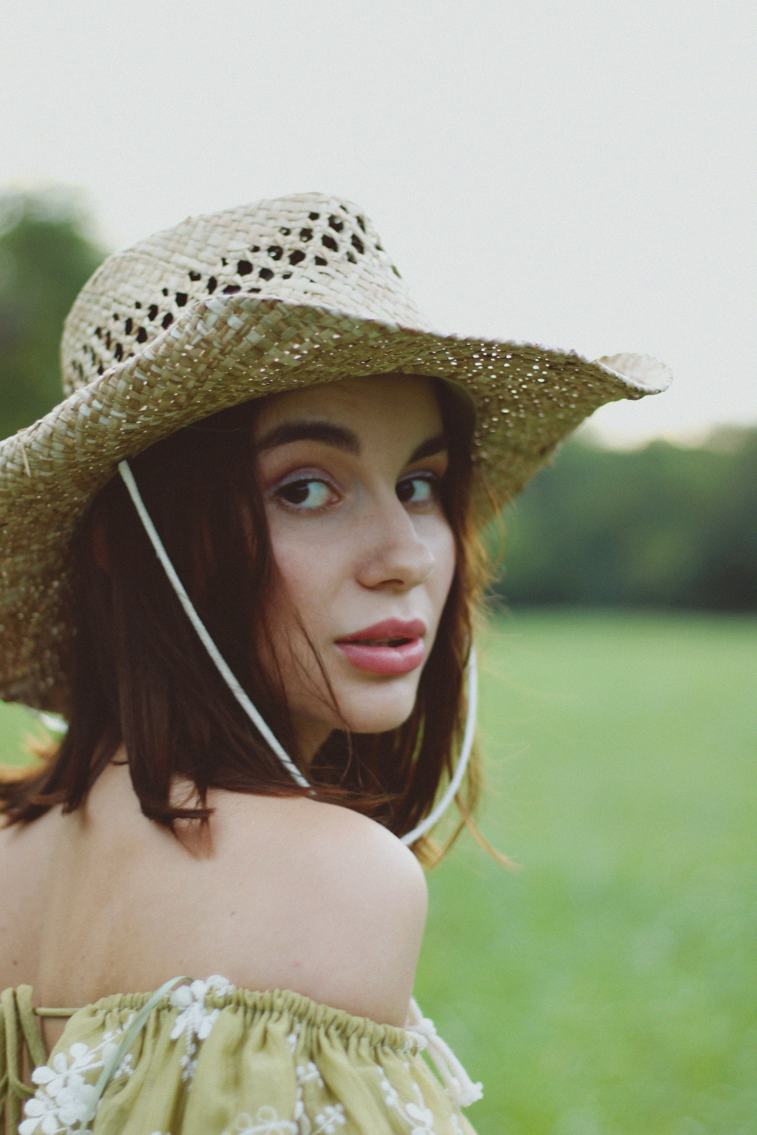 Countryside cowgirl-style portrait photoshoot. Lana Petrychenko — Portrait & Family Photographer. Valencia, Spain