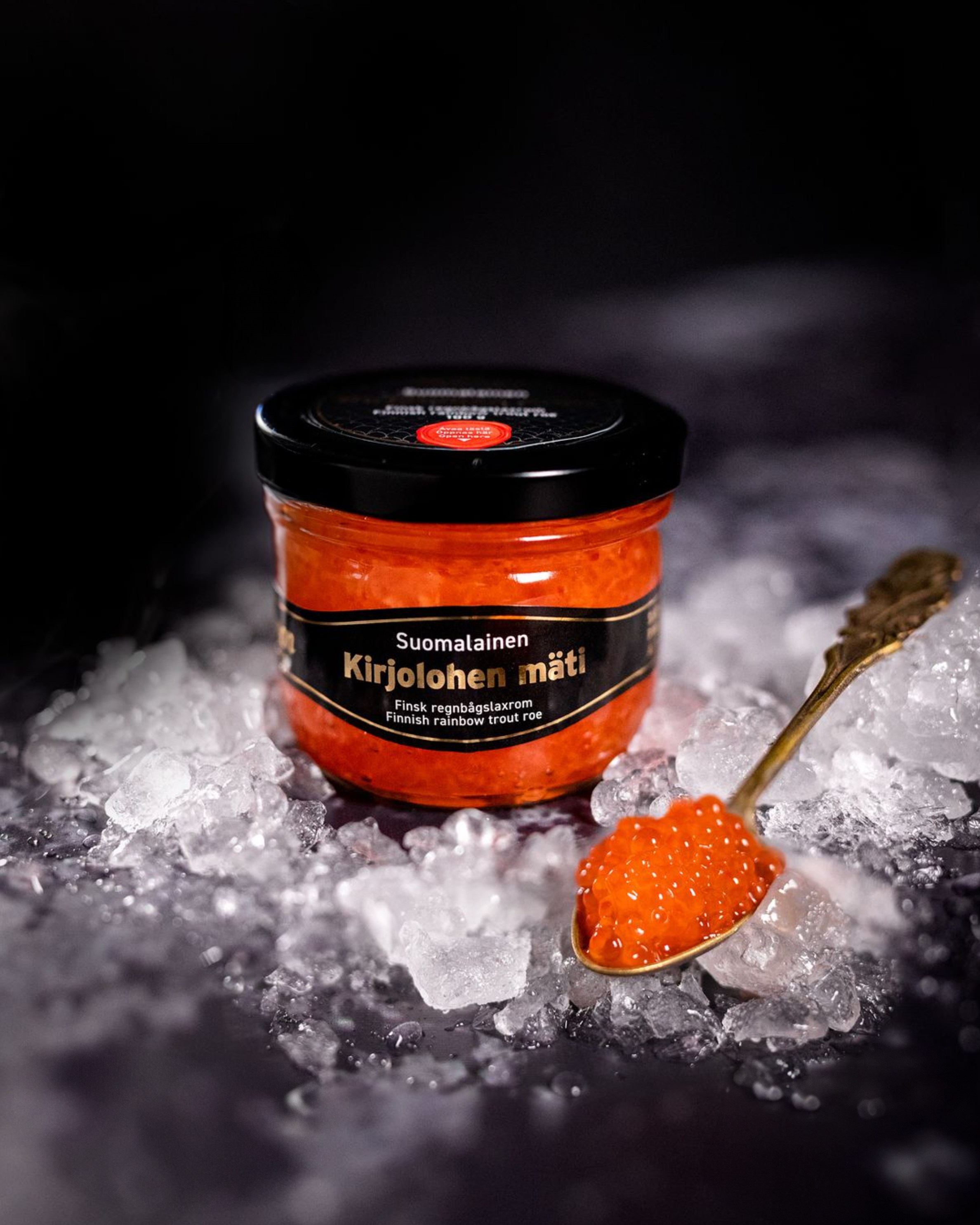 Kirjolohen mäti jään päällä. Low key food photo.