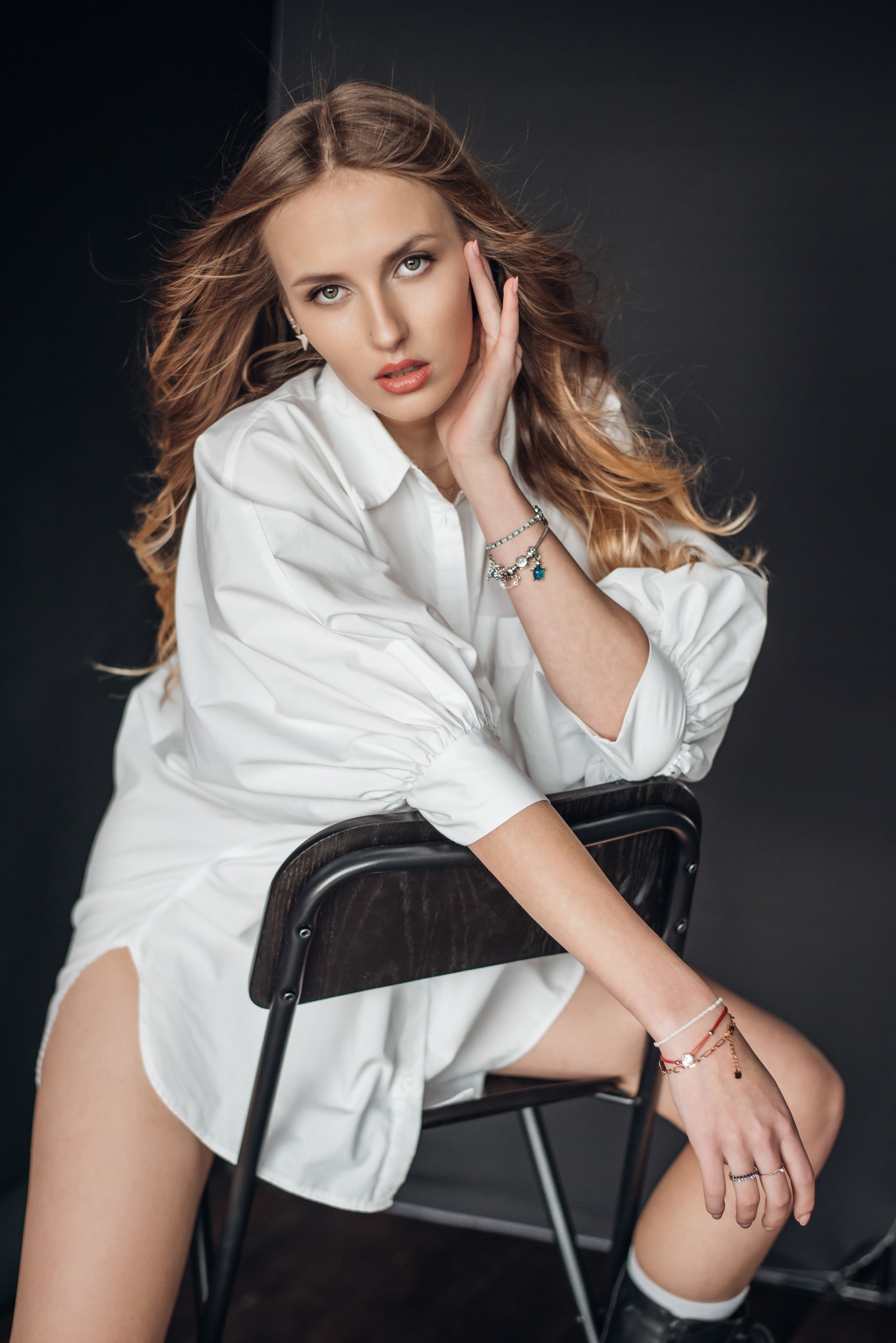 Fotosesijos studijoje. Aukse Stravi fotografė