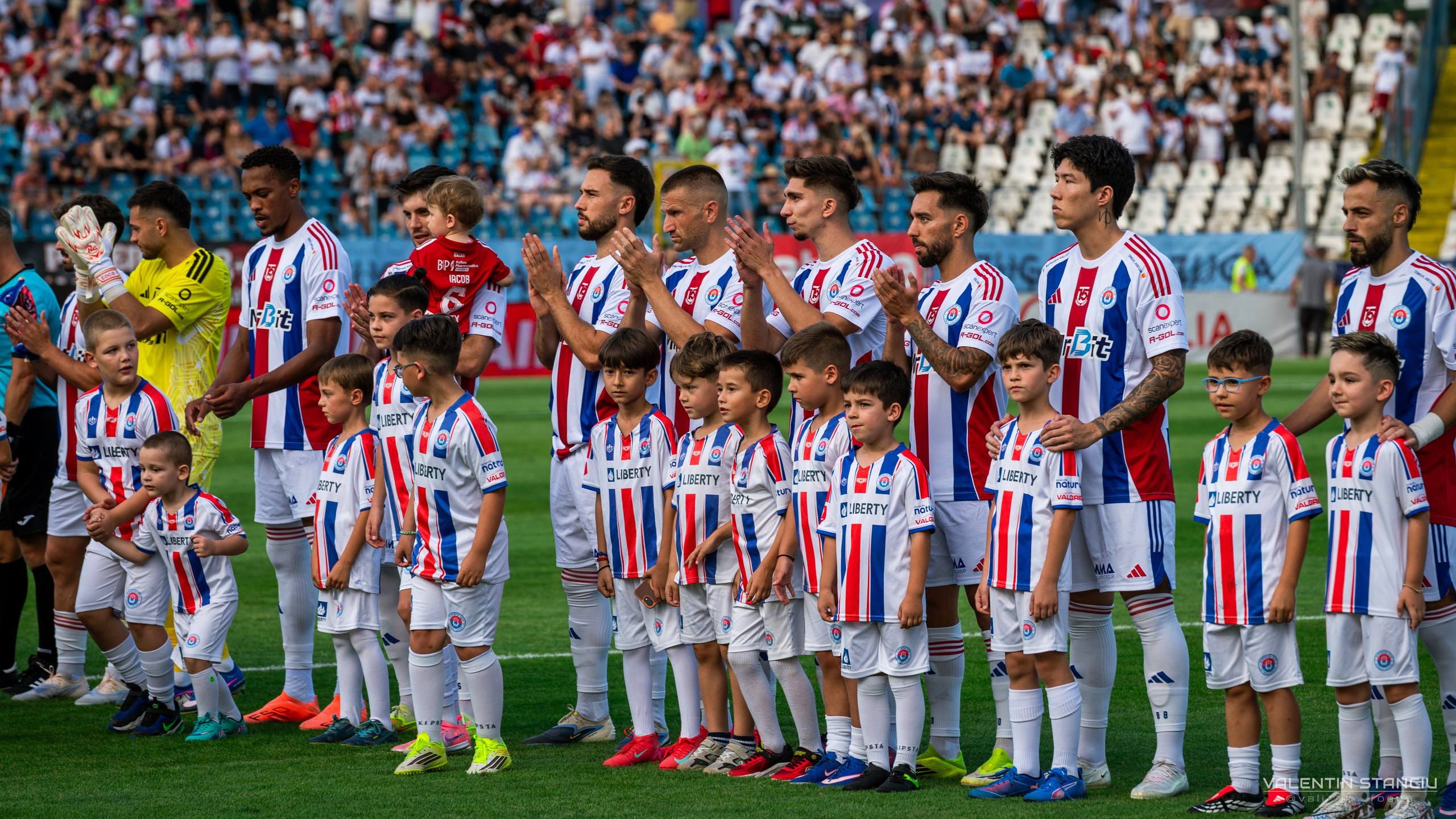 Otelul Galati — CFR Cluj. Fotograf de Sport, Portret, Produs, Corporate, Cultural și Evenimente în Galați | Valentin Stanciu