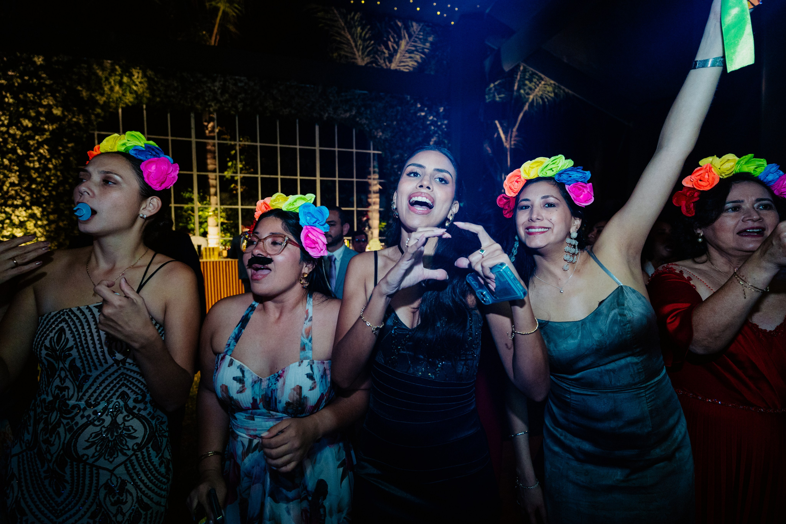 Un vistazo a la fiesta. Fotógrafo de Bodas en Lima | Ronhy Altamirano. Fotografía narrativa y cinematográfica para bodas, quinceañeras y eventos exclusivos