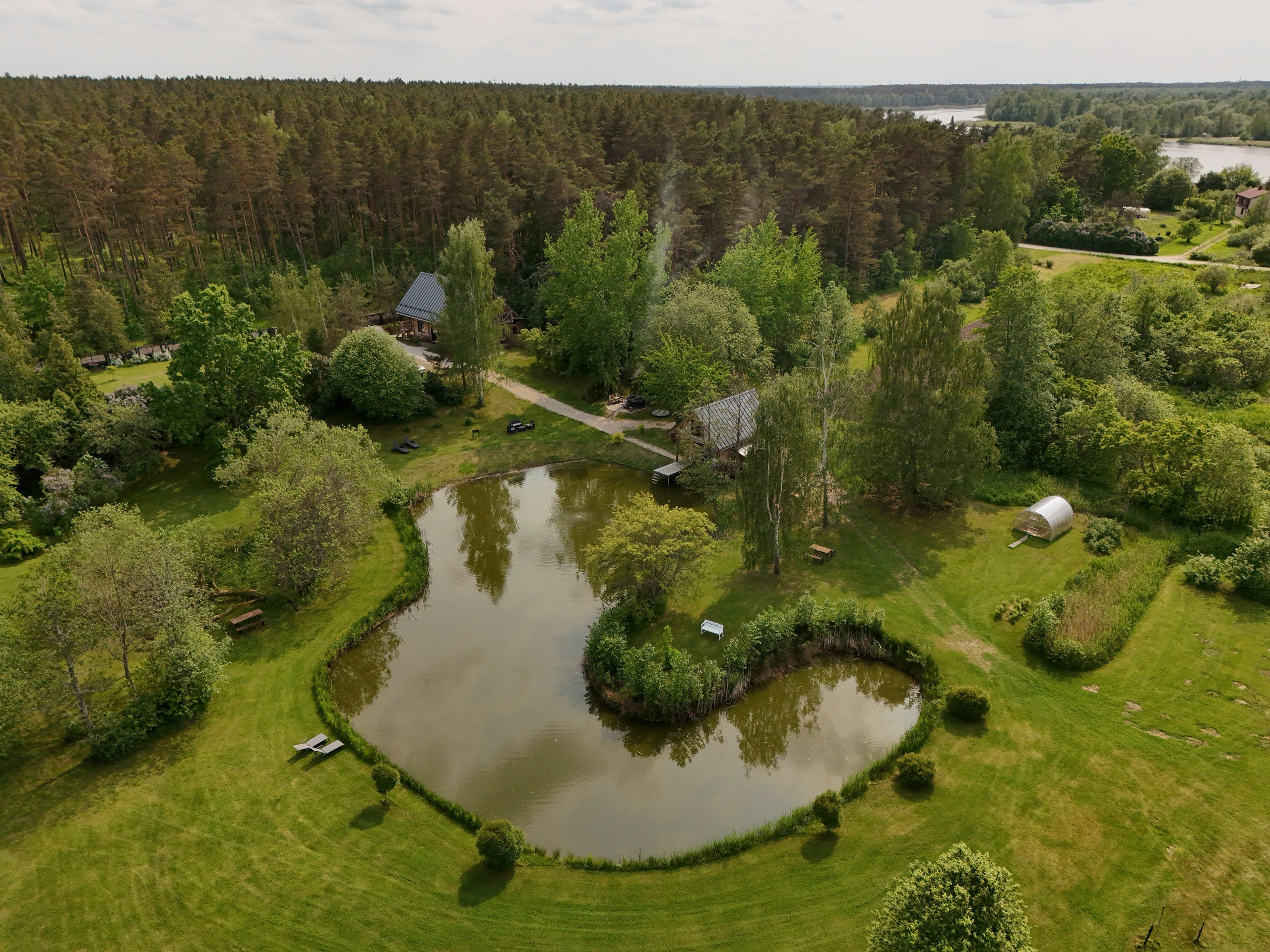 Foto & Video saturs apmaiņā pret atpūtu. Video shooting and creating with phone, iPhone Video School