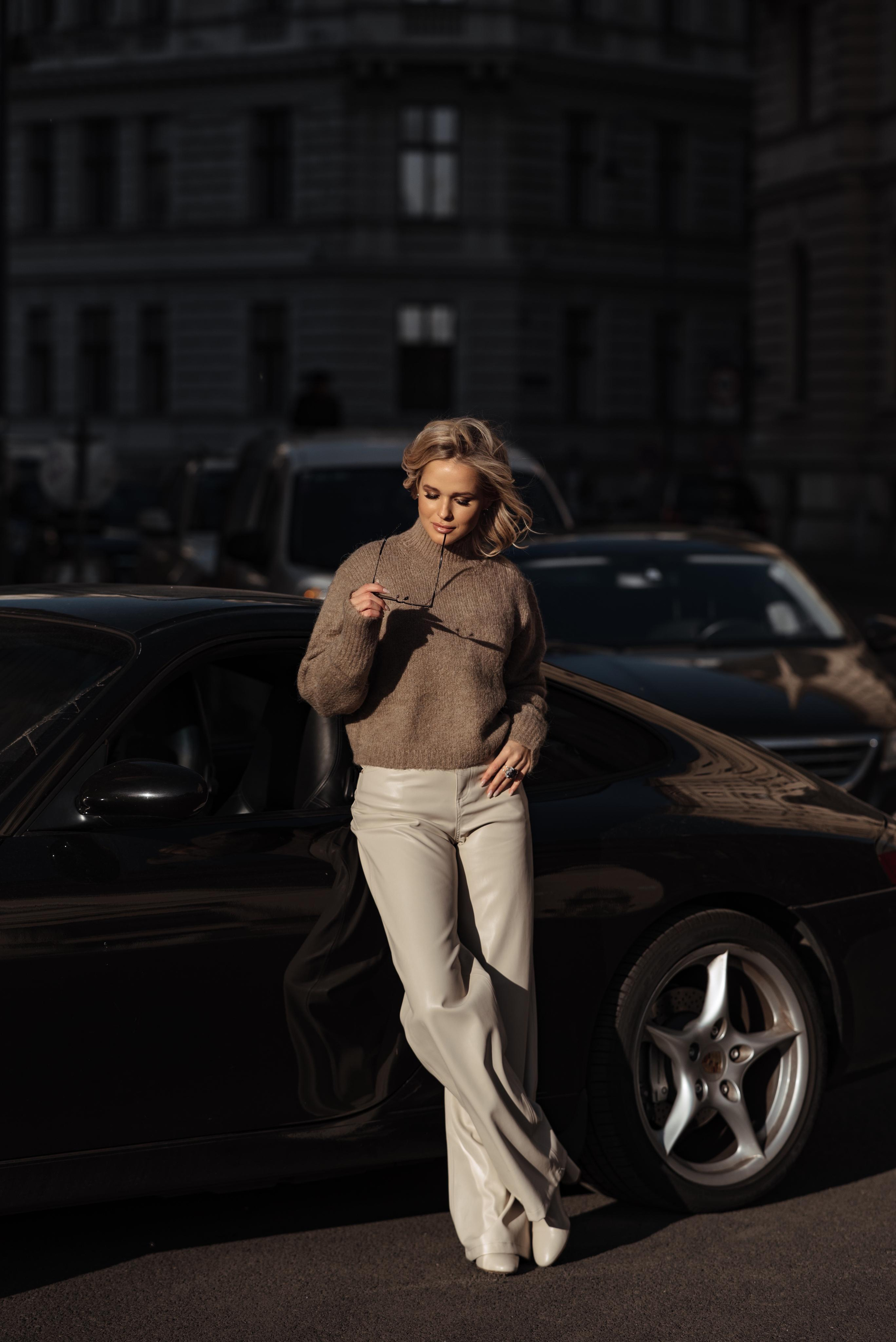 City Girl Collaboration Participants: Jewelry - Lindeza Jewelry @lindeza_jewelry; Style - Jamila @mon.apparence; Make up - Valeria @v__aras; Hair - Mariana @mariana_hairsyles