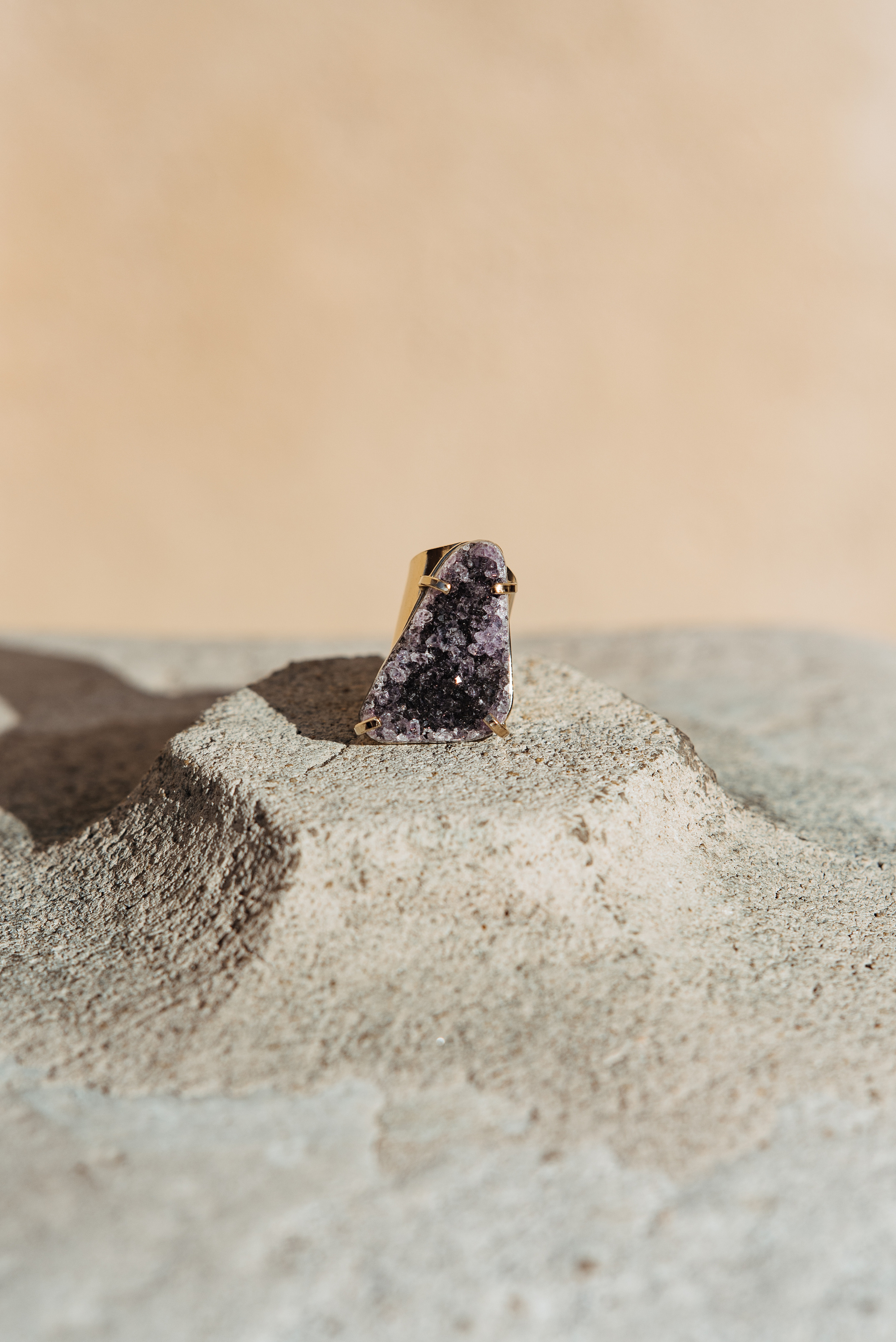 City Girl Collaboration Participants: Jewellry - Lindeza Jewelry @lindeza_jewelry; Style - Jamila @mon.apparence; Make up - Valeria @v__aras; Hair - Mariana @mariana_hairsyles