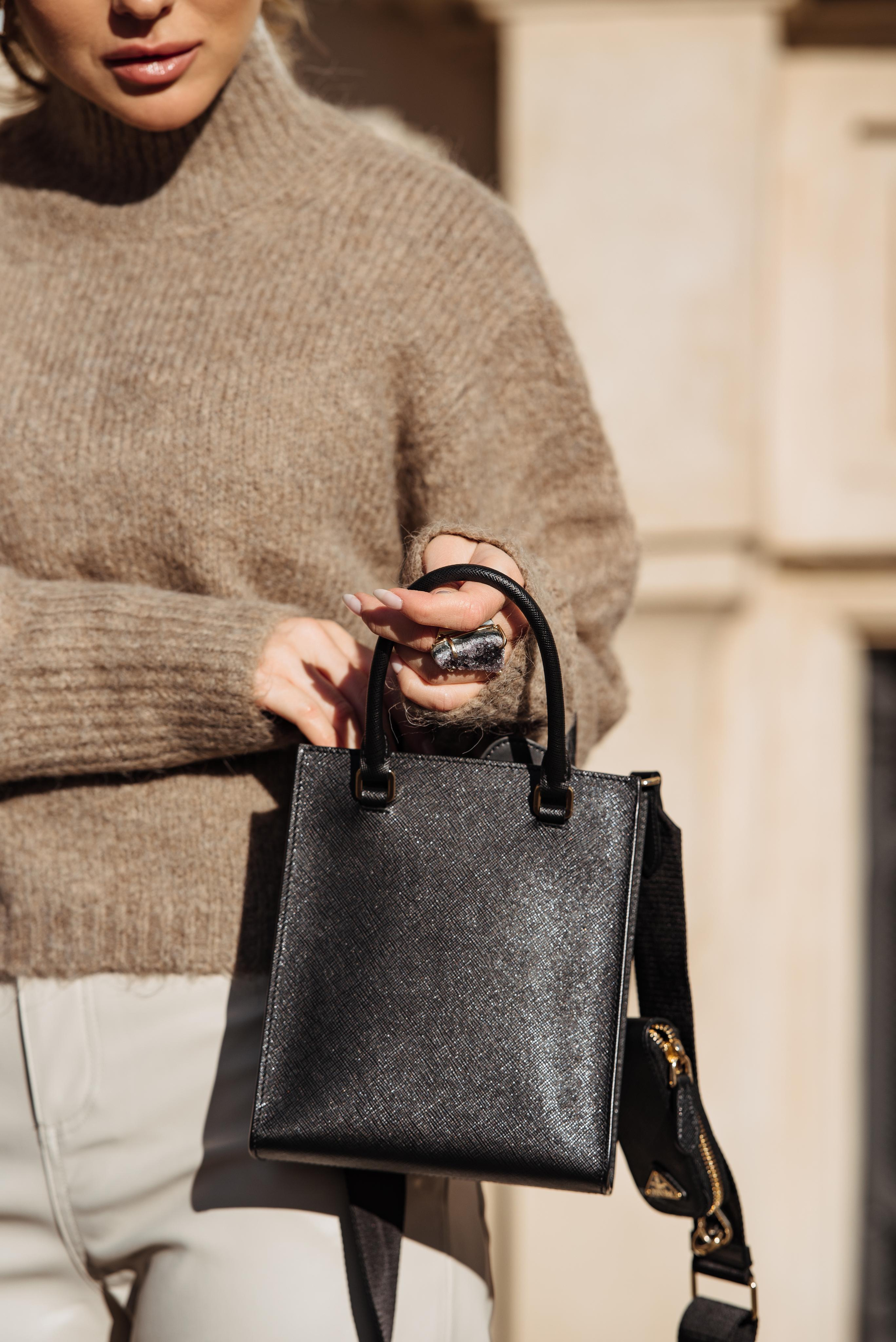 City Girl Collaboration Participants: Jewelry - Lindeza Jewelry @lindeza_jewelry; Style - Jamila @mon.apparence; Make up - Valeria @v__aras; Hair - Mariana @mariana_hairsyles