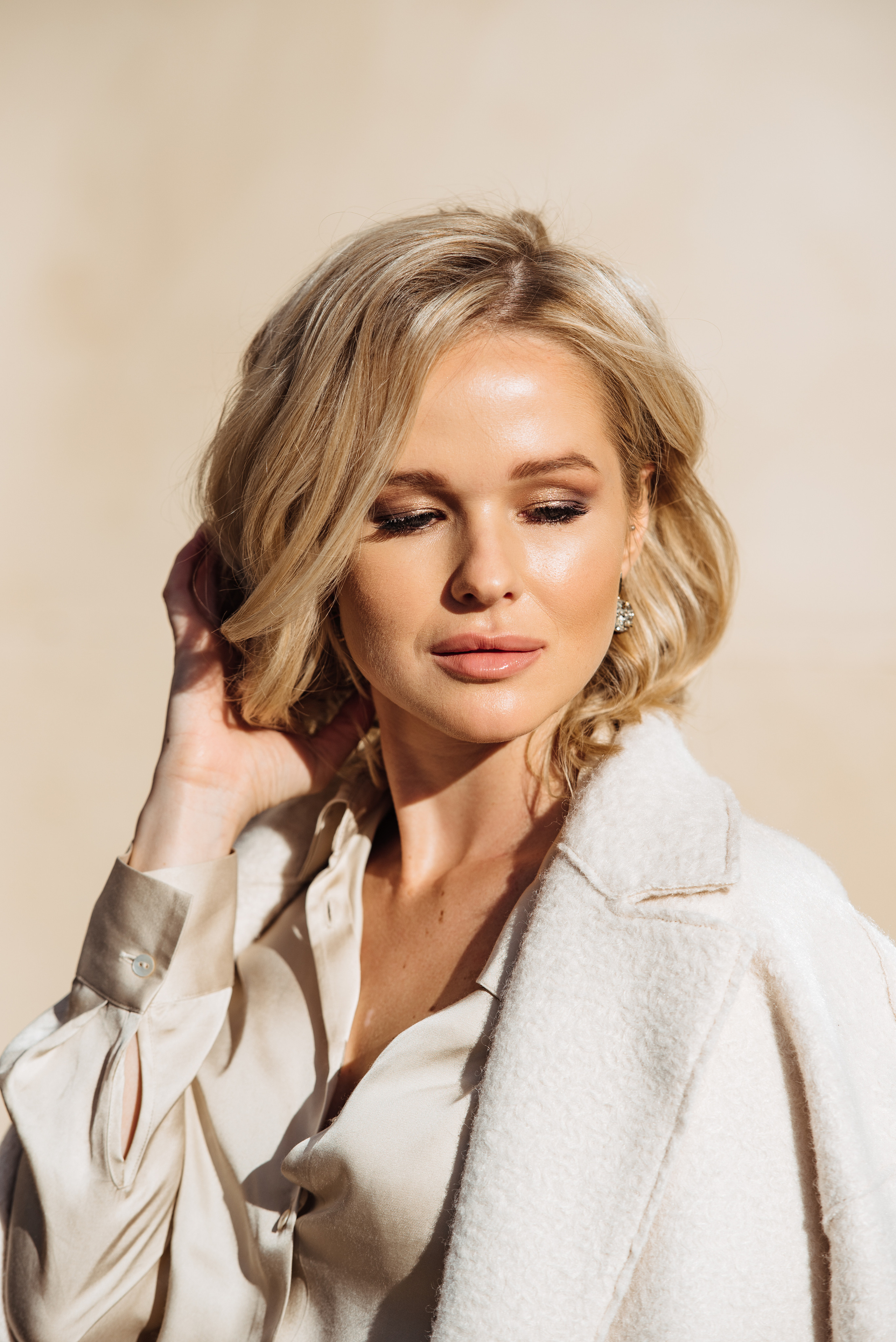 City Girl Collaboration Participants: Jewelry - Lindeza Jewelry @lindeza_jewelry; Style - Jamila @mon.apparence; Make up - Valeria @v__aras; Hair - Mariana @mariana_hairsyles