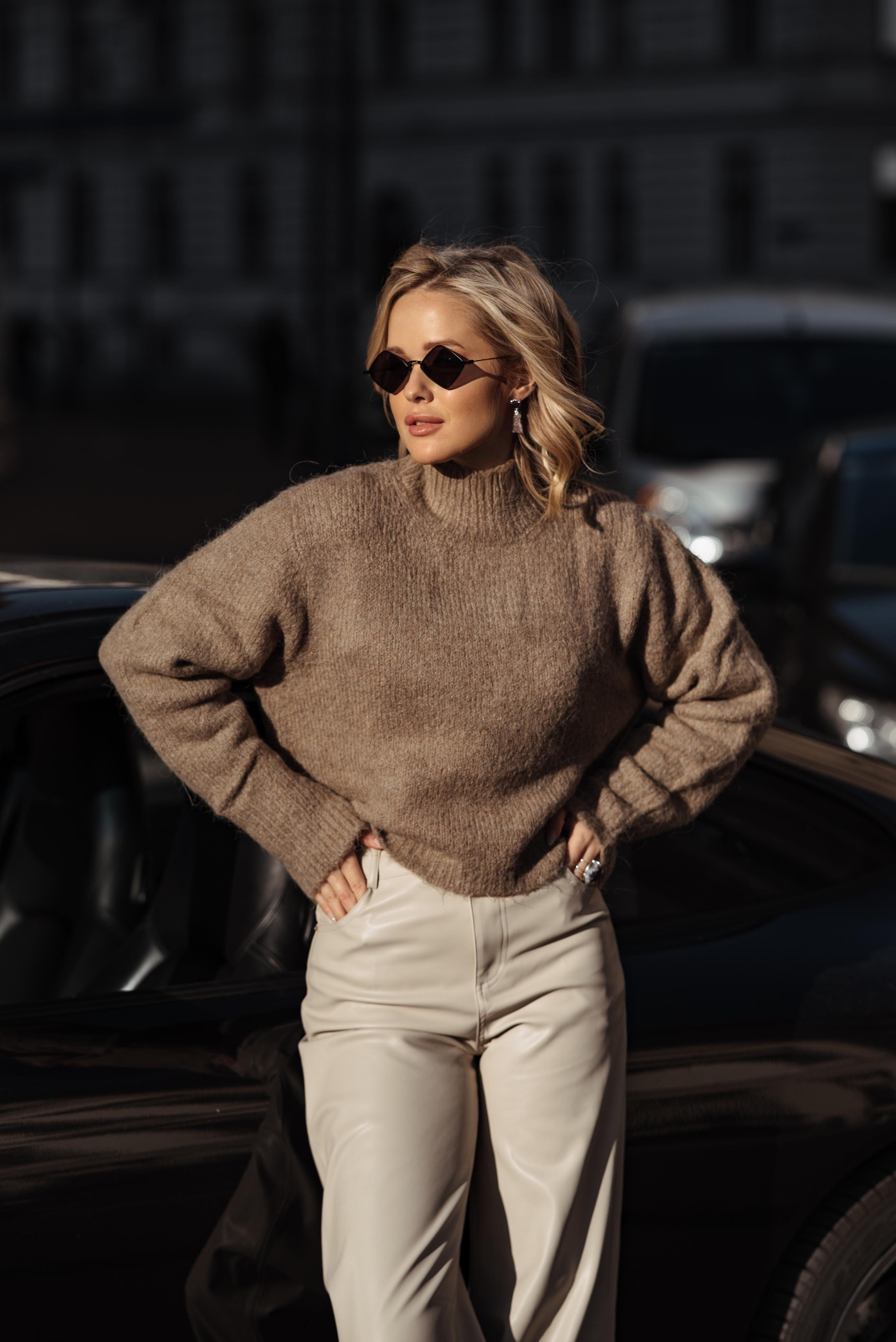 City Girl Collaboration Participants: Jewelry - Lindeza Jewelry @lindeza_jewelry; Style - Jamila @mon.apparence; Make up - Valeria @v__aras; Hair - Mariana @mariana_hairsyles