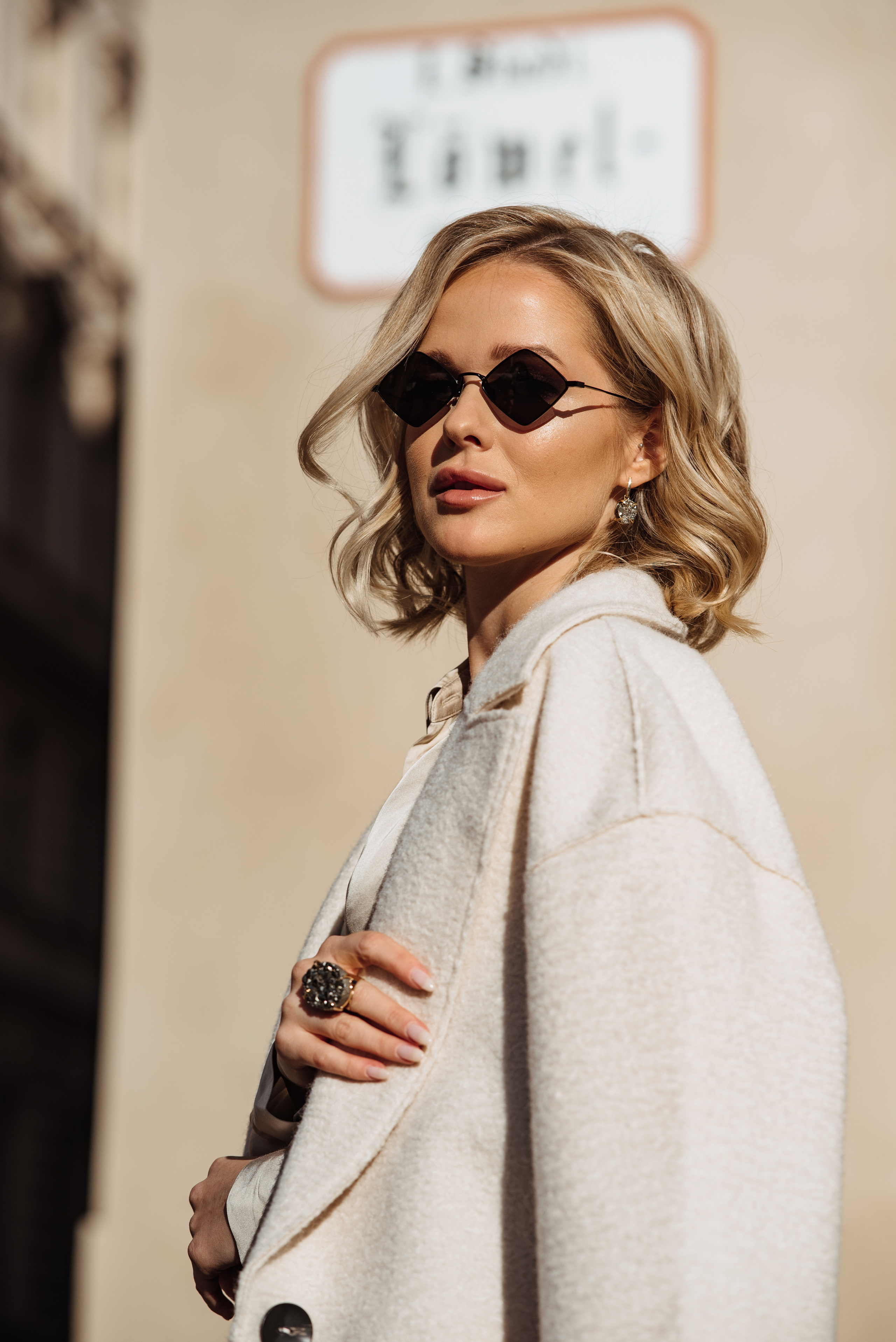 City Girl Collaboration Participants: Jewelry - Lindeza Jewelry @lindeza_jewelry; Style - Jamila @mon.apparence; Make up - Valeria @v__aras; Hair - Mariana @mariana_hairsyles