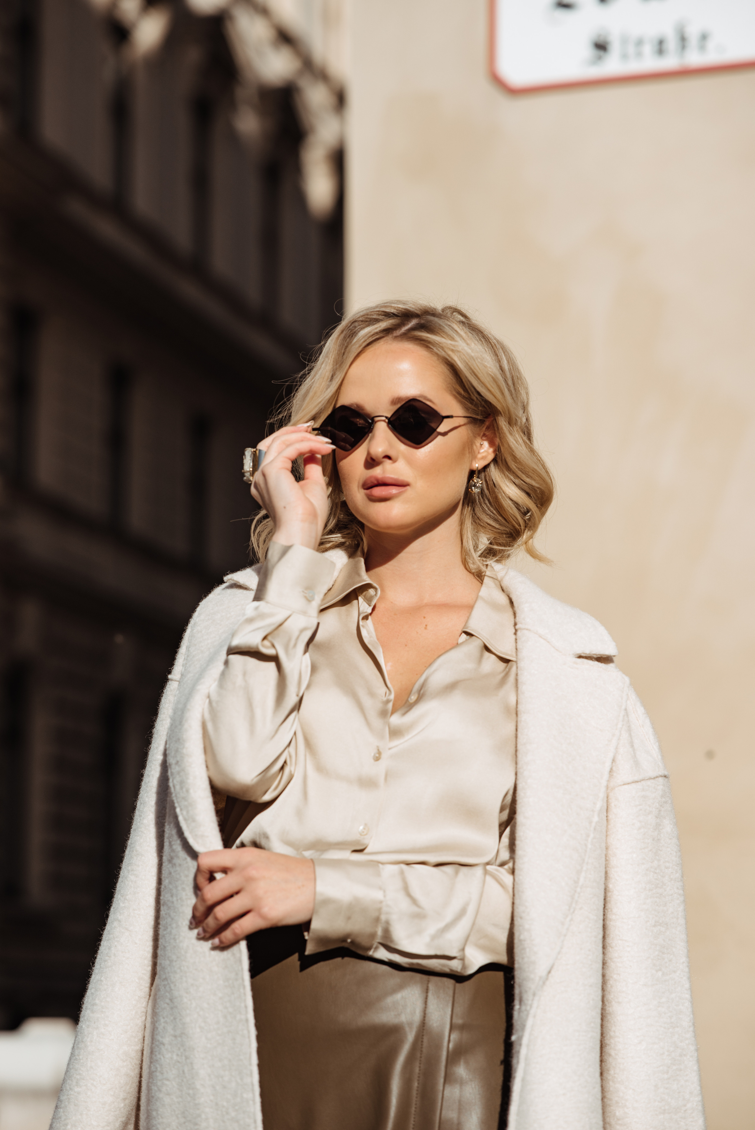 City Girl Collaboration Participants: Jewelry - Lindeza Jewelry @lindeza_jewelry; Style - Jamila @mon.apparence; Make up - Valeria @v__aras; Hair - Mariana @mariana_hairsyles