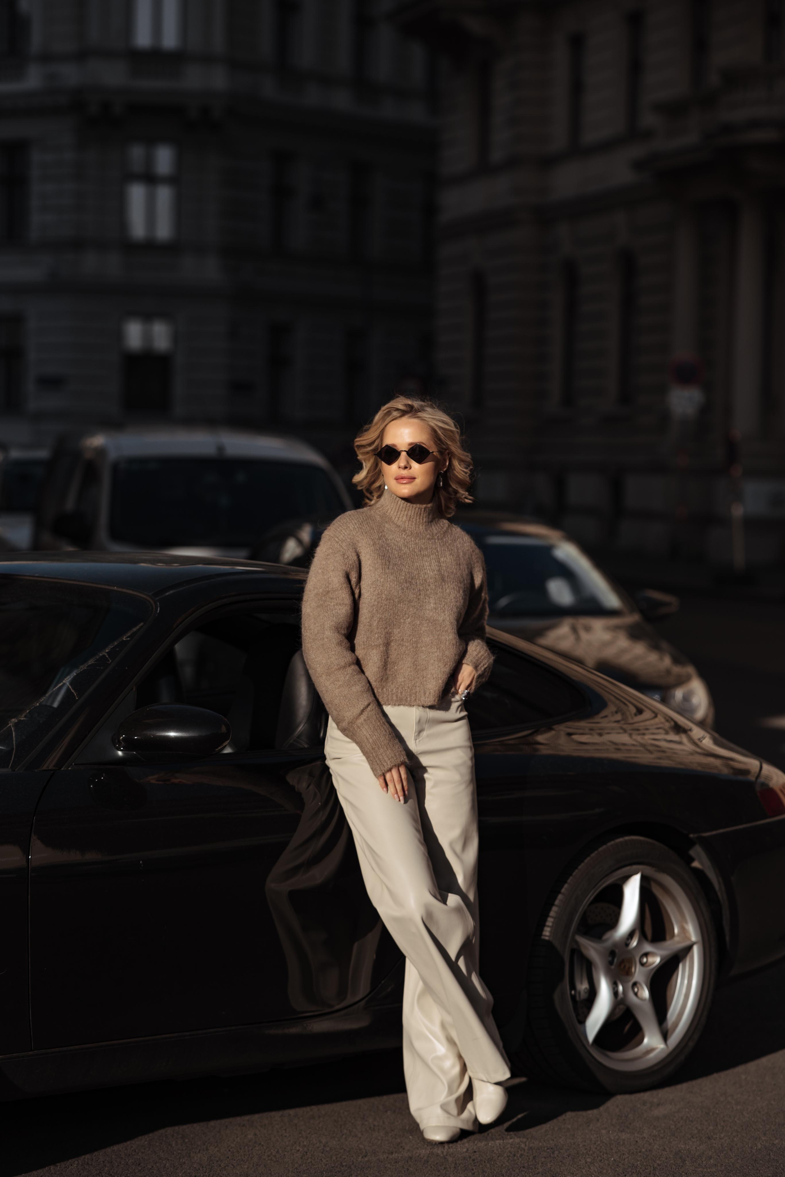 City Girl Collaboration Participants: Jewelry - Lindeza Jewelry @lindeza_jewelry; Style - Jamila @mon.apparence; Make up - Valeria @v__aras; Hair - Mariana @mariana_hairsyles