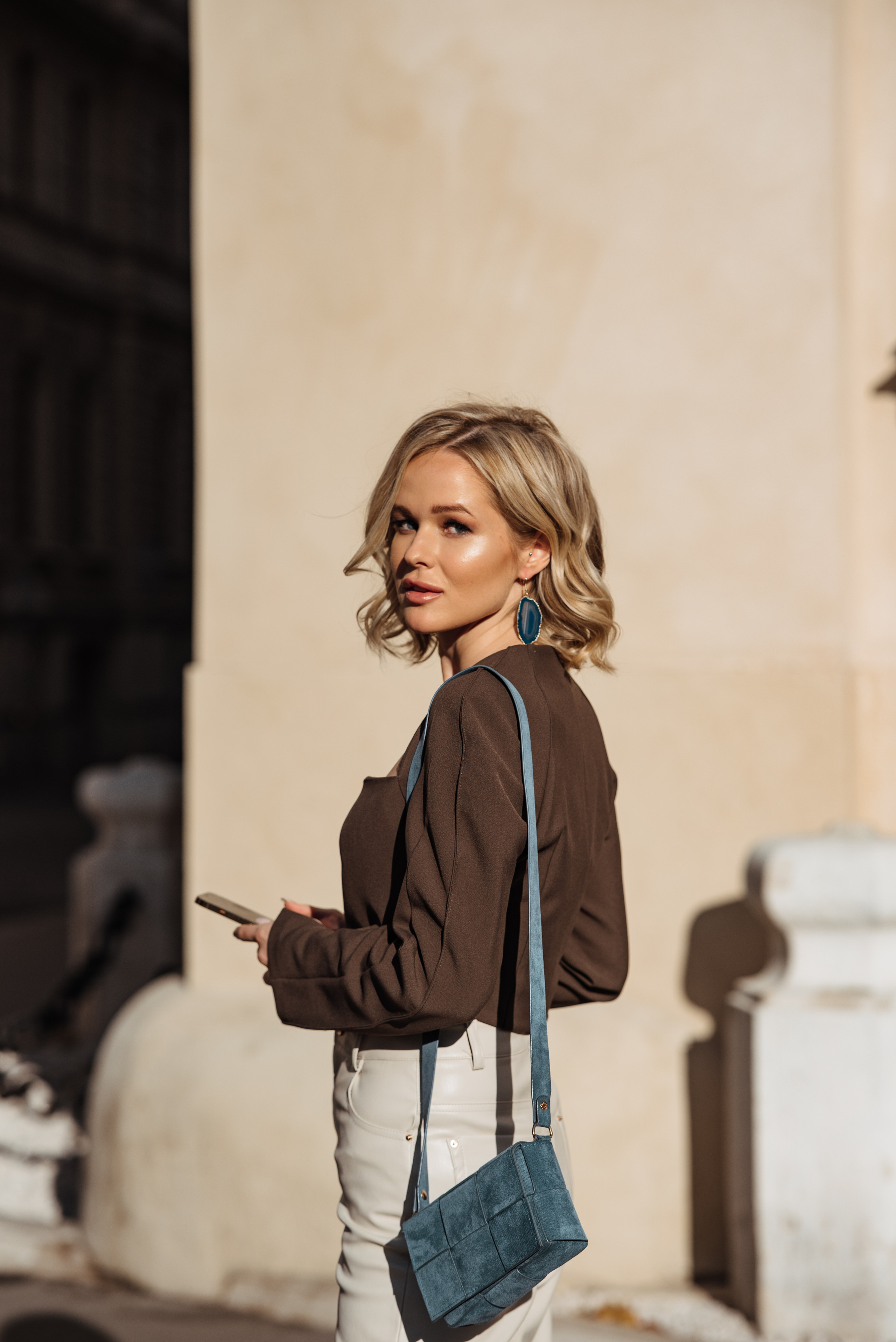 City Girl Collaboration Participants: Jewelry - Lindeza Jewelry @lindeza_jewelry; Style - Jamila @mon.apparence; Make up - Valeria @v__aras; Hair - Mariana @mariana_hairsyles