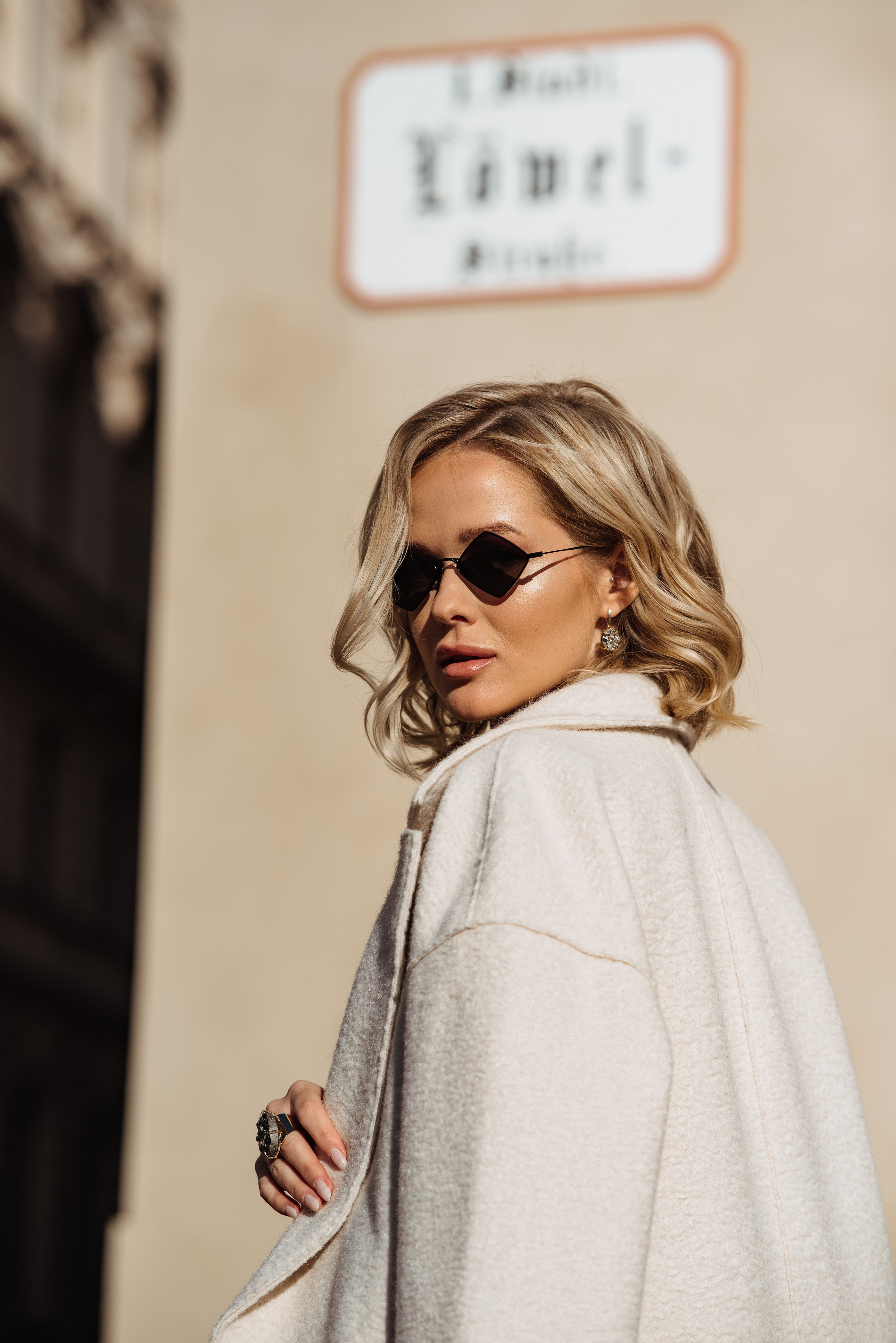 City Girl Collaboration Participants: Jewellry - Lindeza Jewelry @lindeza_jewelry; Style - Jamila @mon.apparence; Make up - Valeria @v__aras; Hair - Mariana @mariana_hairsyles