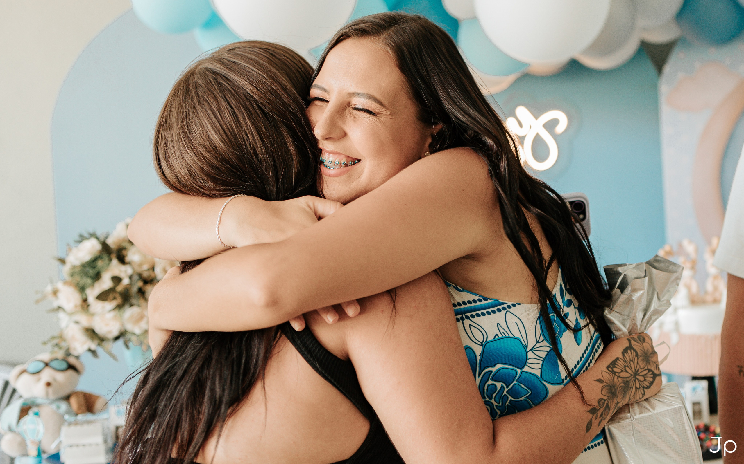 Foto espontânea feita por Fotógrafo em um chá de bebê em Barra Bonita.