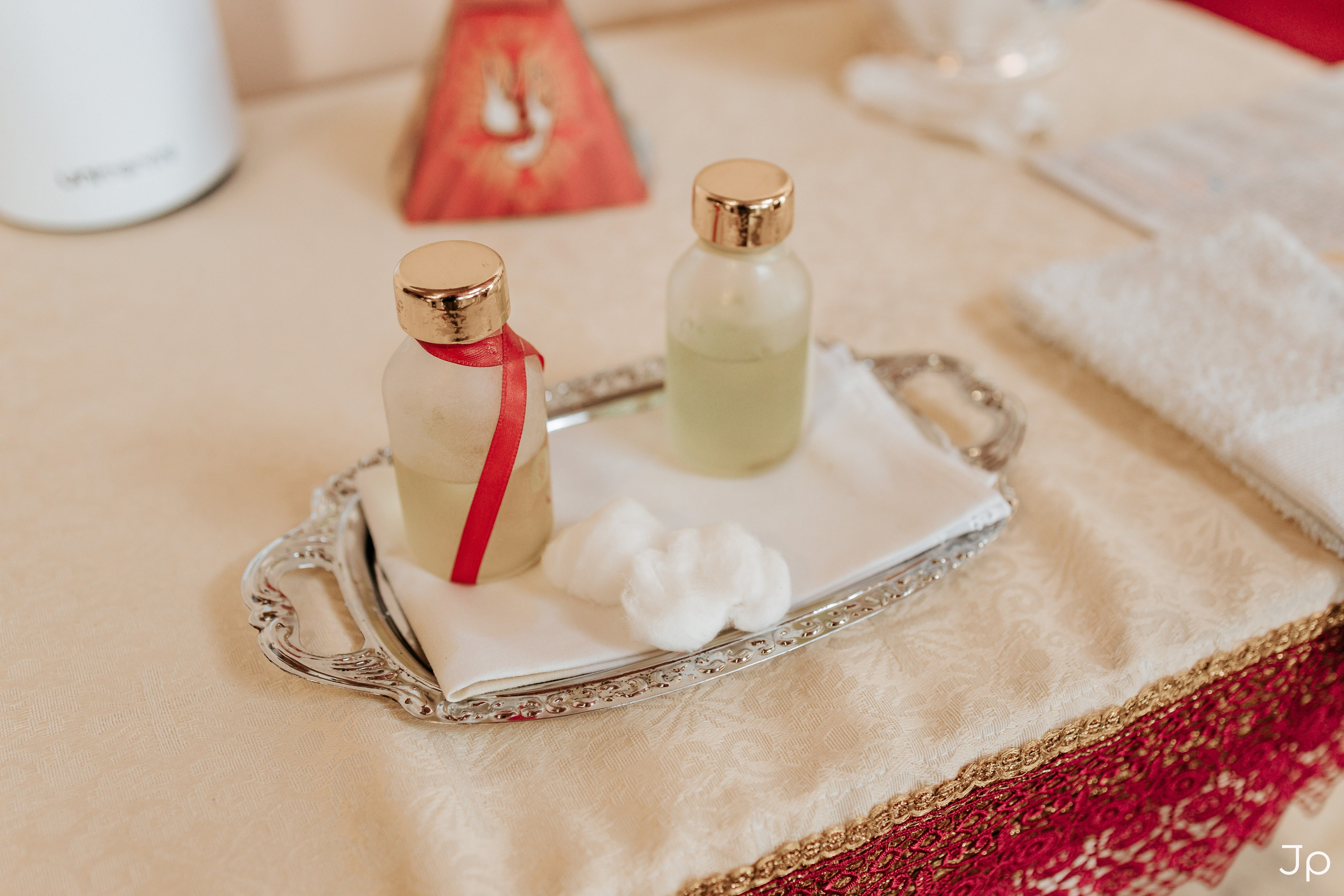 Bandeja com os santos óleos, concha e algodão usados no batismo.