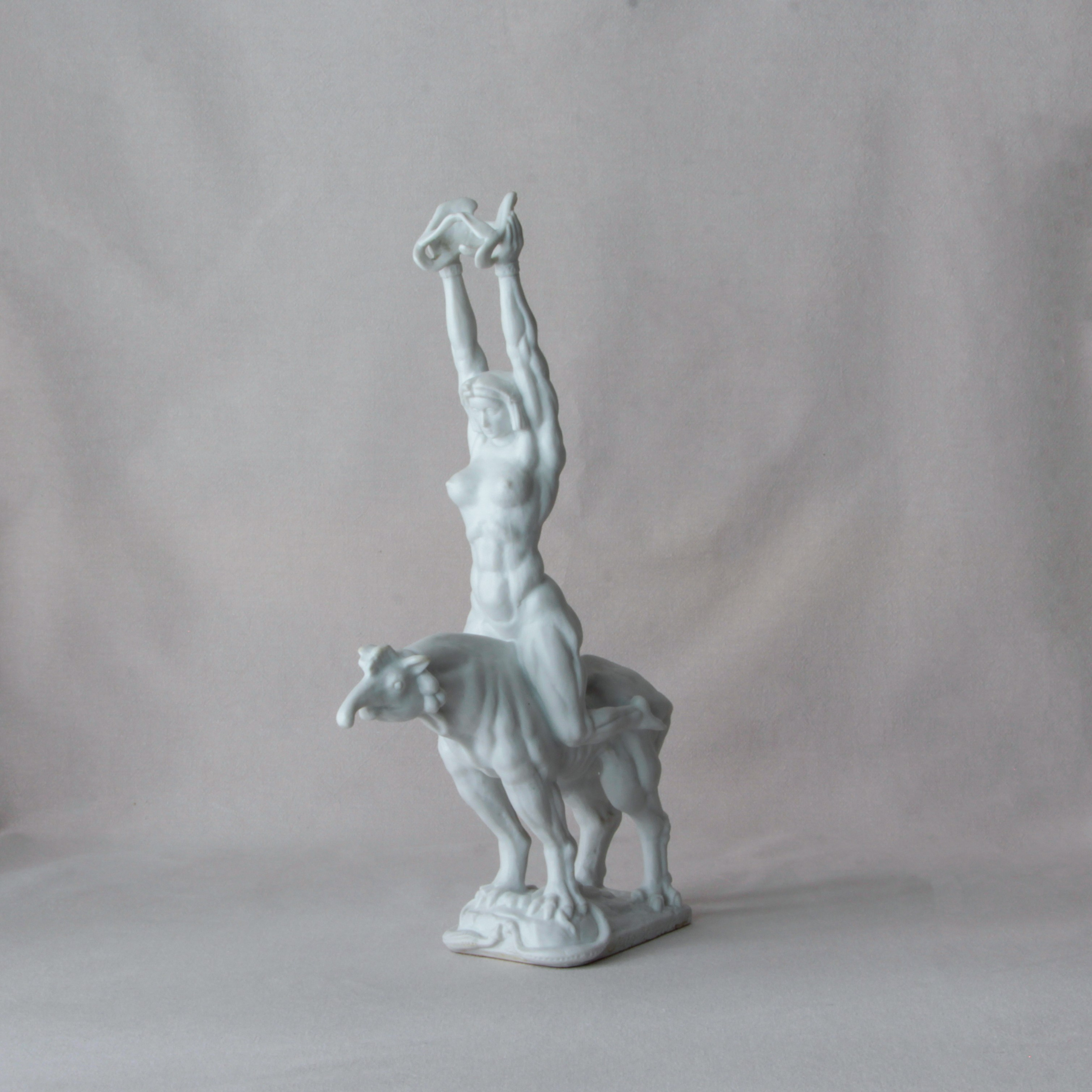 Sculpture. Современнные и актикварные украшения в Барселоне, Москве и Санкт-Петербурге