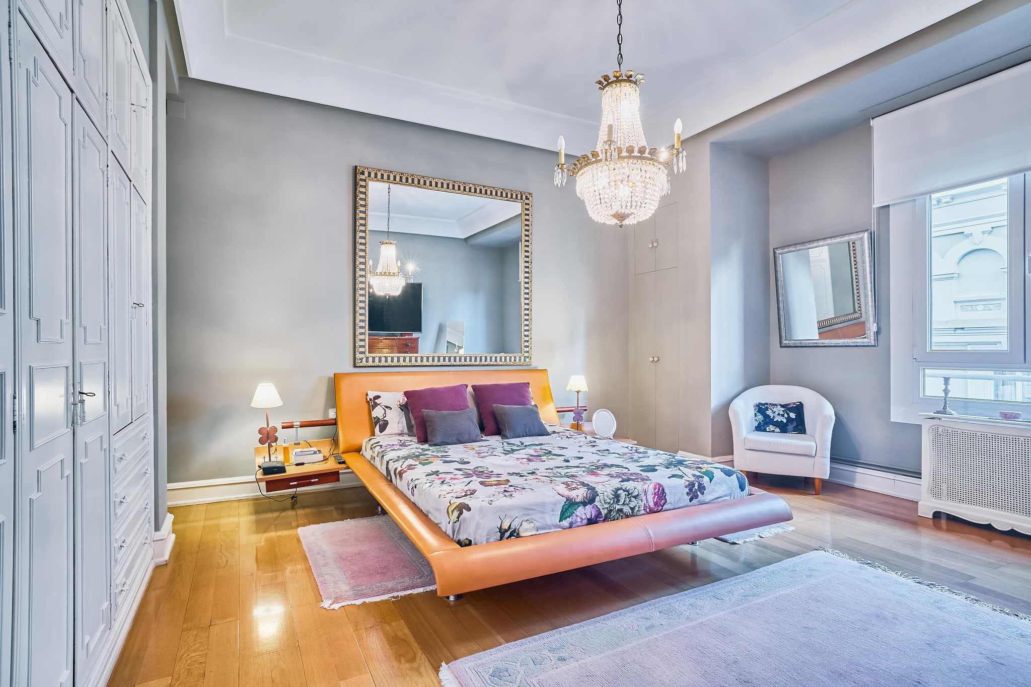 Dormitorio amplio con cama grande y ventanales en Valencia