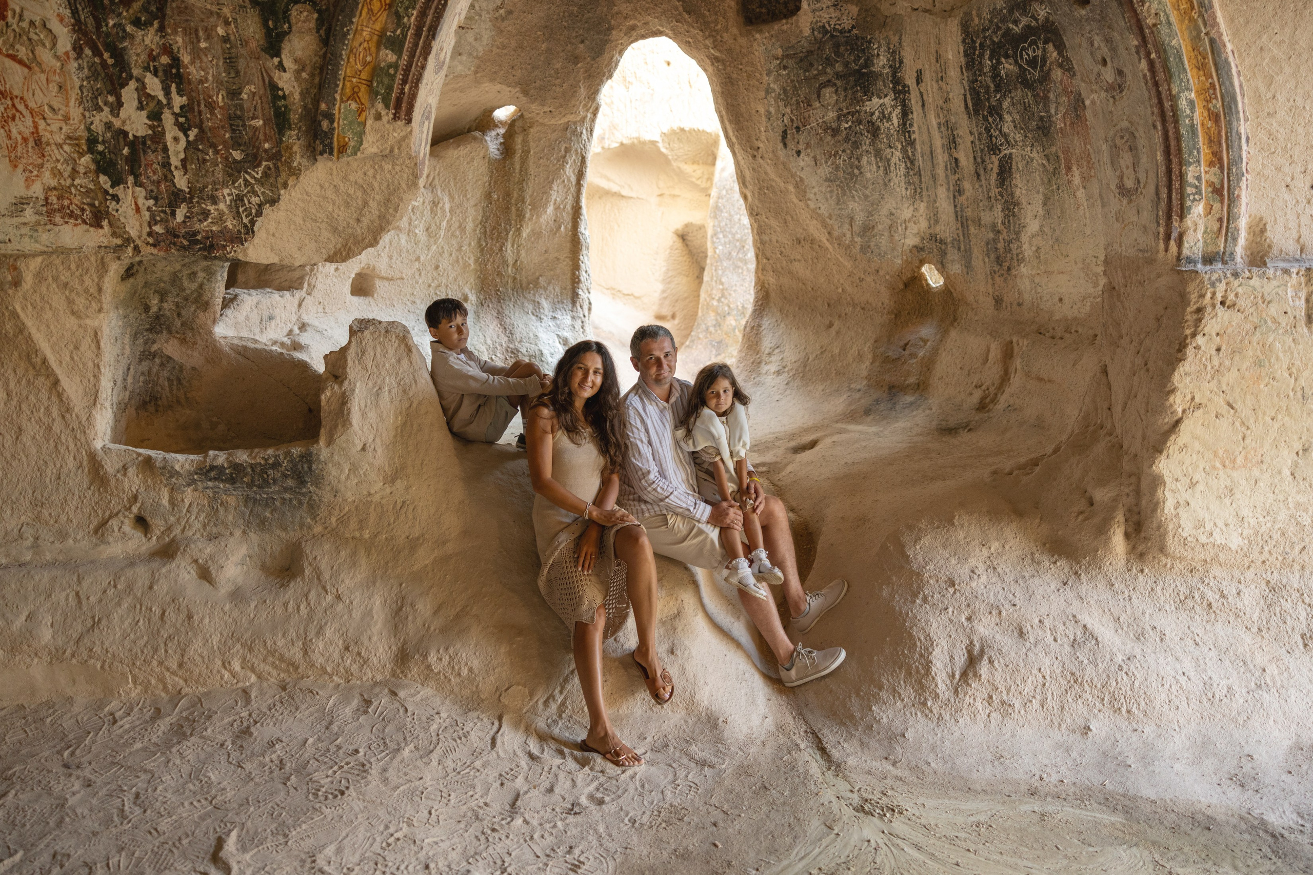 Family Photoshoot at Sunrise with Cappadocia’s Hot Air Balloons. Julia Ganch I Fashion Wedding Photography I Cappadocia Turkey