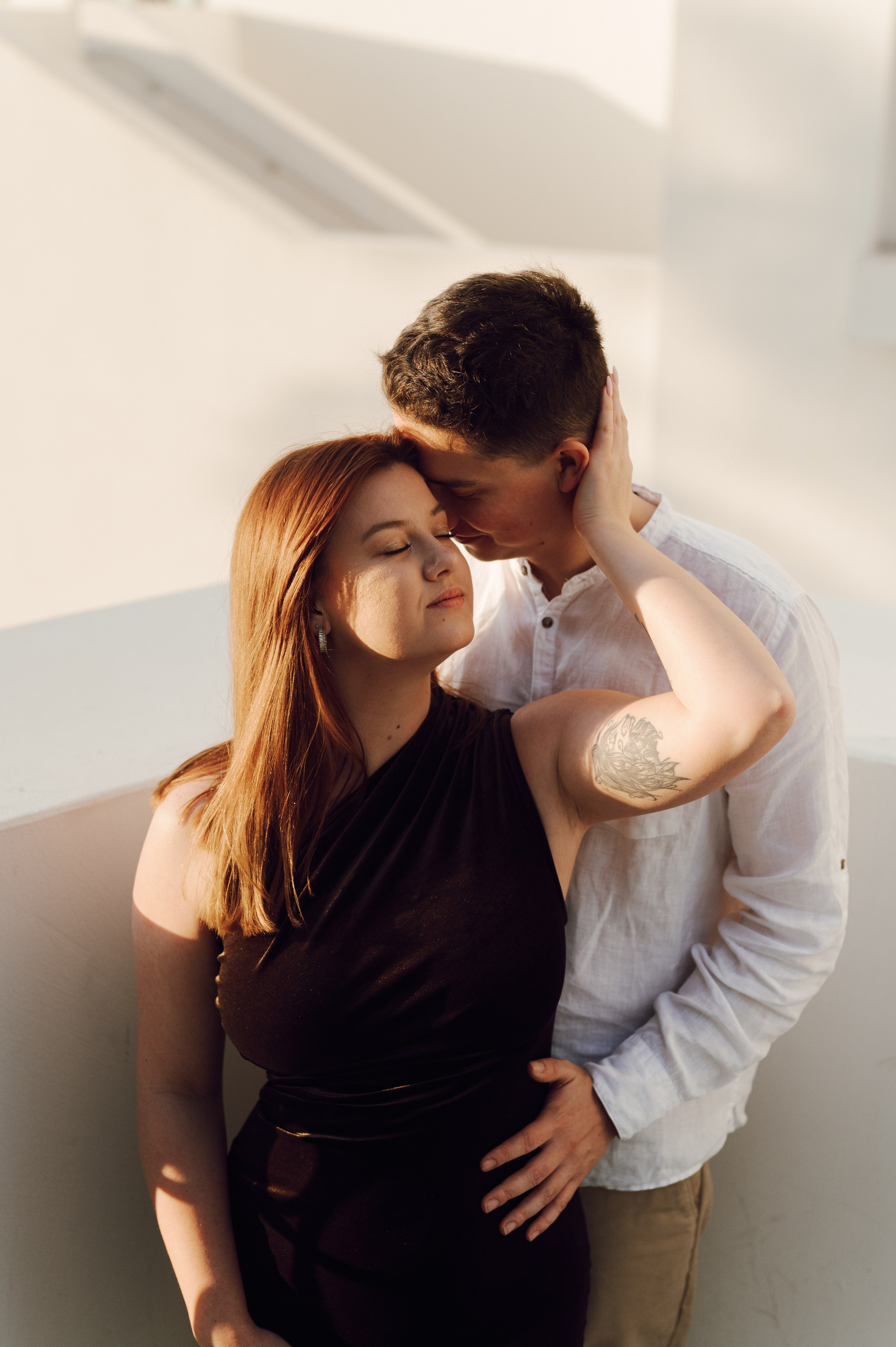 Intymna sesja pary w domu – fotografia zakochanych, sesje narzeczeńskie Poznań.