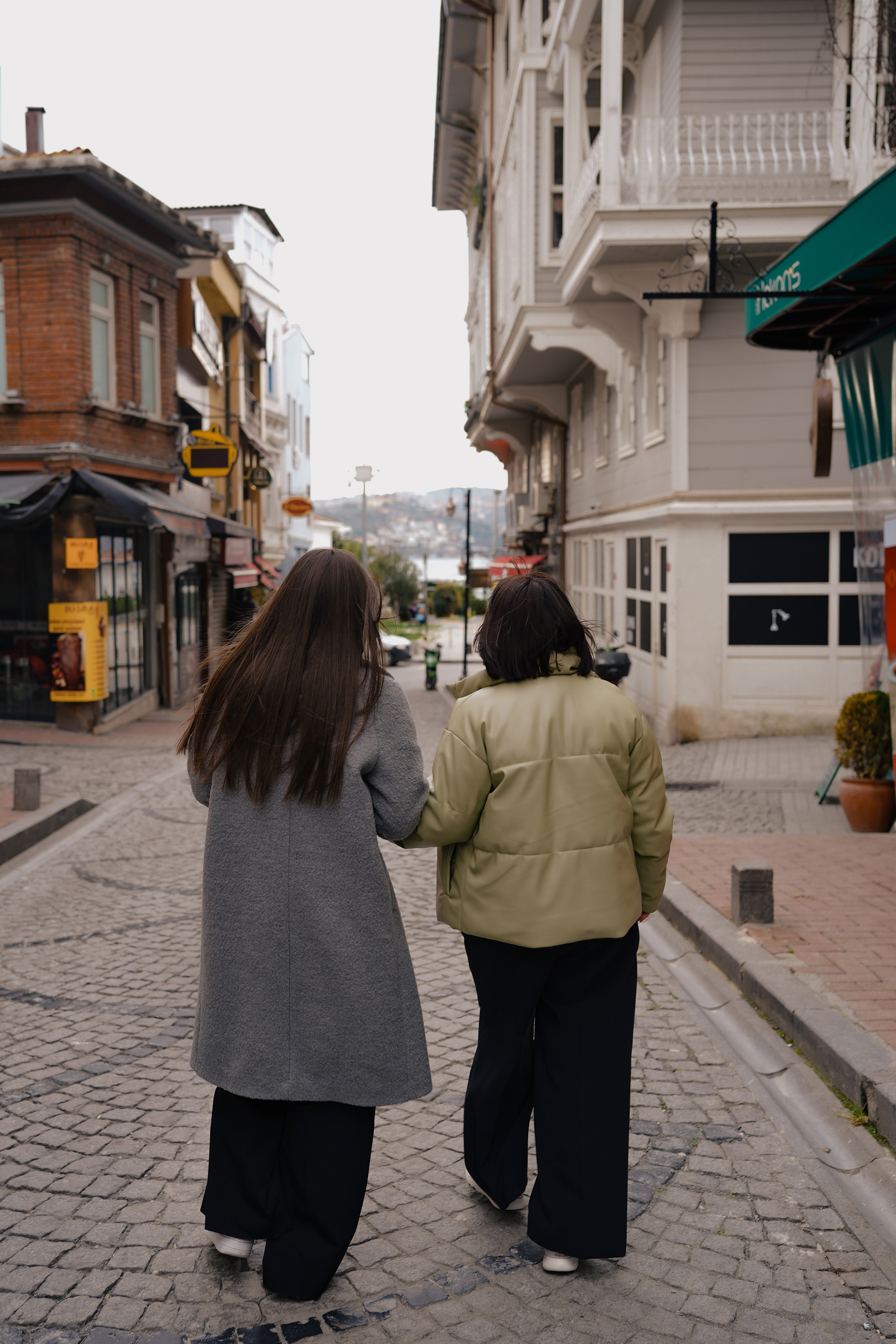 Мама с дочкой, прогулка в Арнавуткой. Фотограф Москва Ларина Юлия