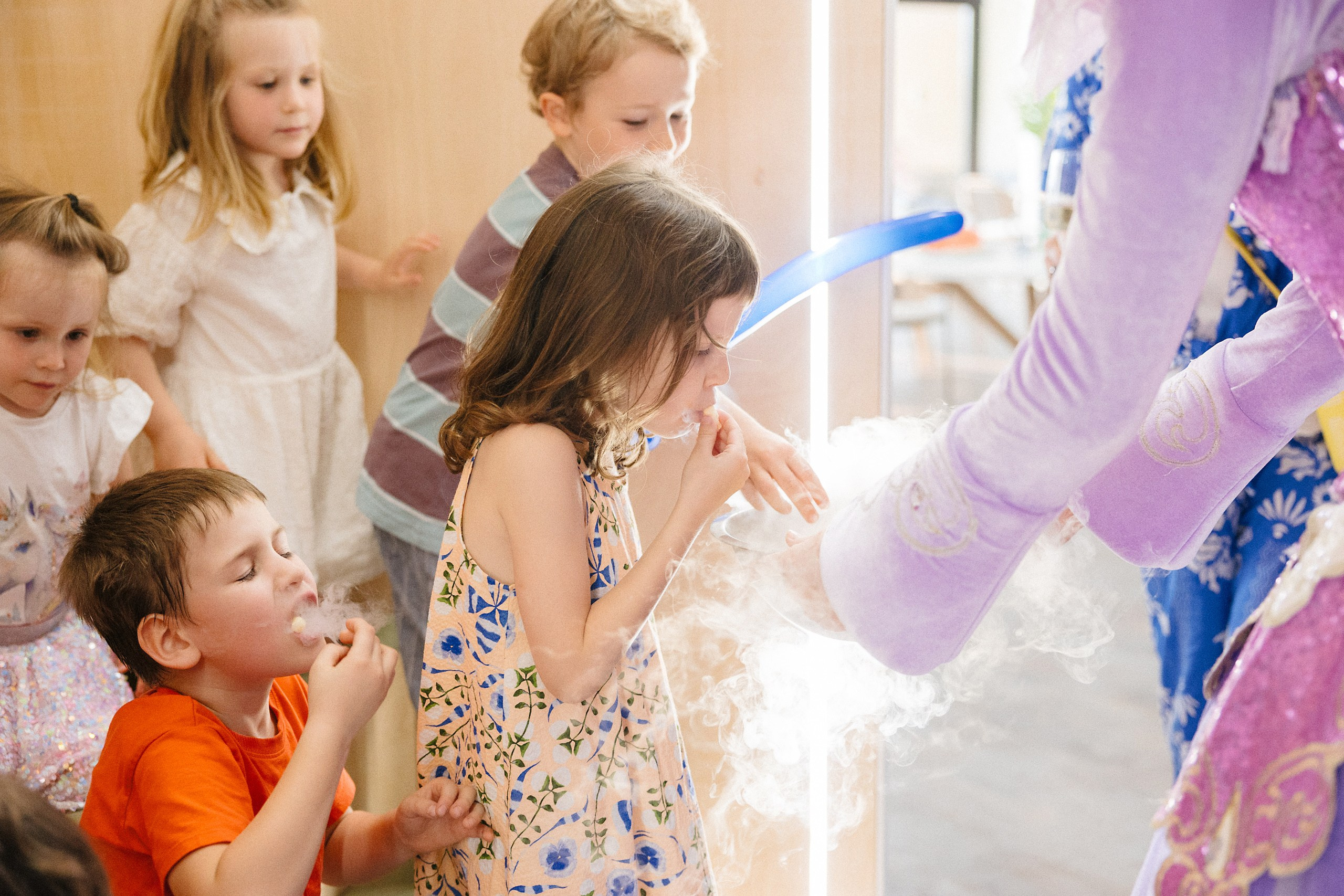 Фотосъёмка детского дня рождения 6 лет — Беззубик, Единорог и волшебная комната с Лабубу. Евгений Тимофеев | Свадебный и контент-фотограф и видеограф в Риге