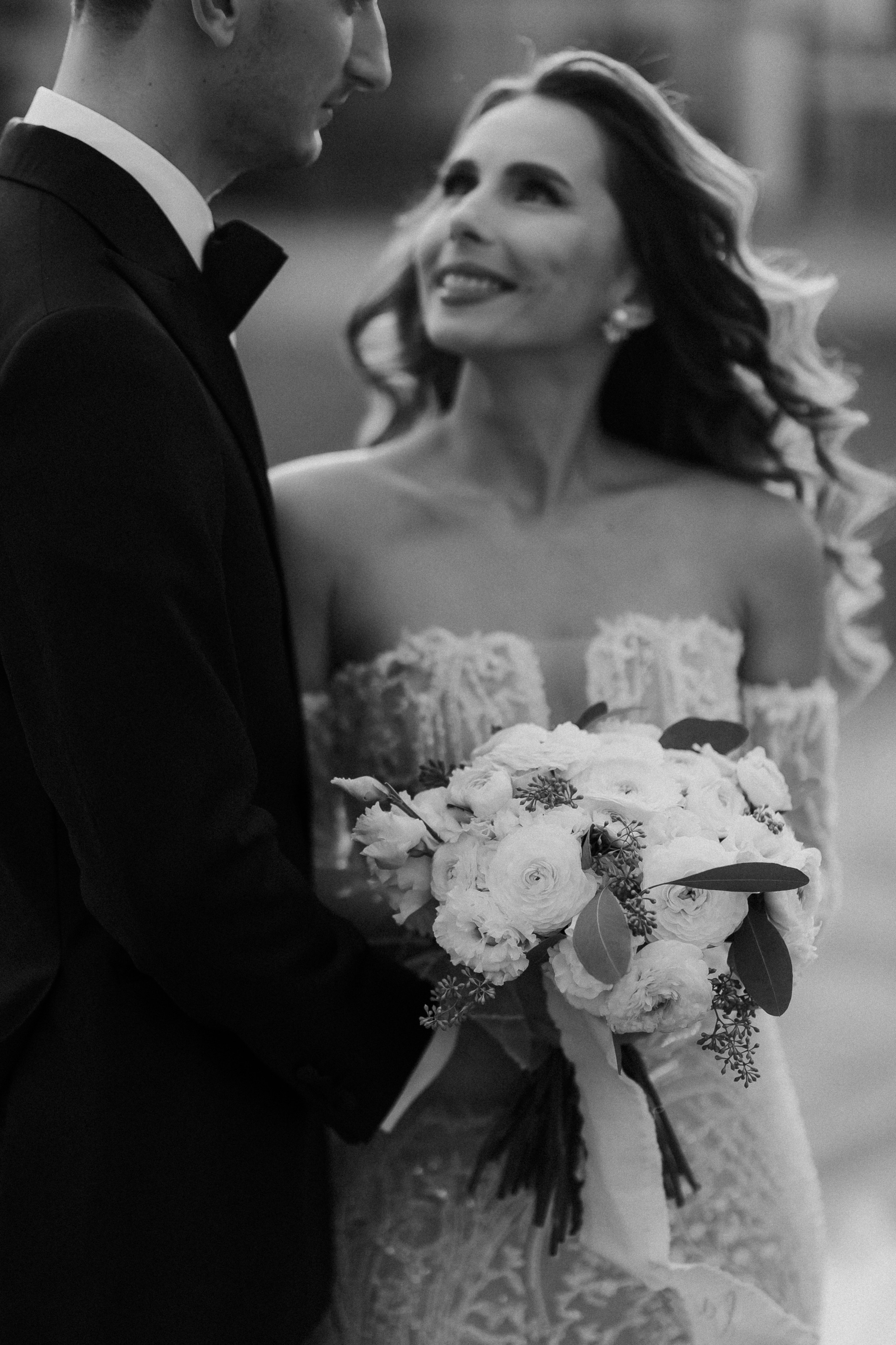 Sedinta foto pentru nuntă – imagini ce povestesc despre dragostea și emoțiile cuplului