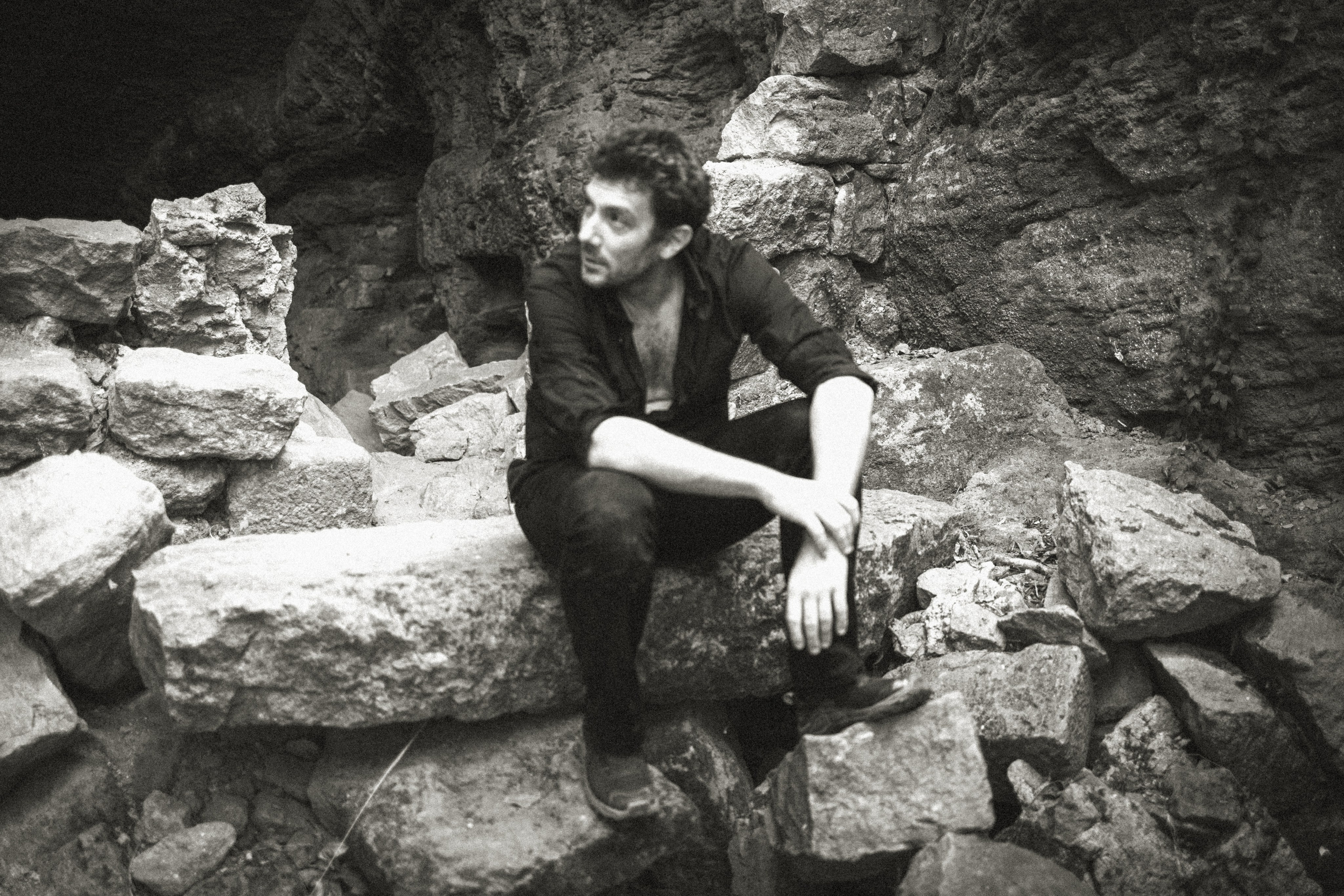 Portrait du portfolio d’un acteur Avignon Provence France. Histoires d’amour, séances photos de famille et de mariage en France