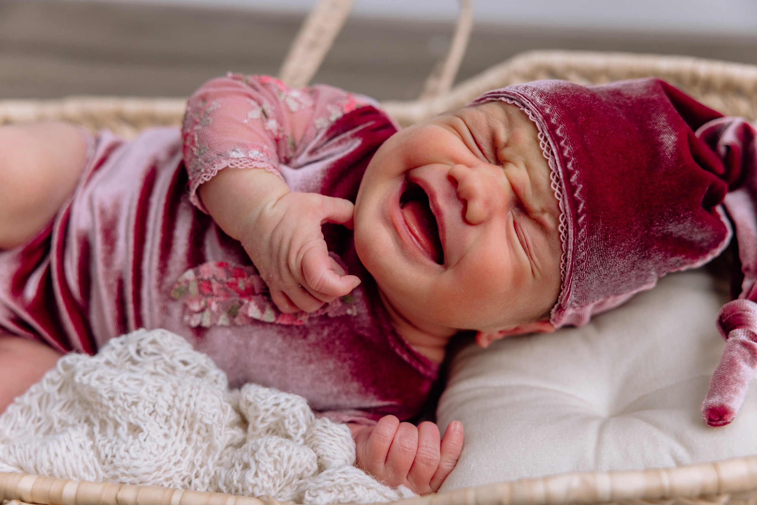 Zwei kleine Prinzessinnen mit Mama und Papa - Familienshooting zuhause. Hochzeitsfotograf München Taufe Familienfotograf Tanja Mauke