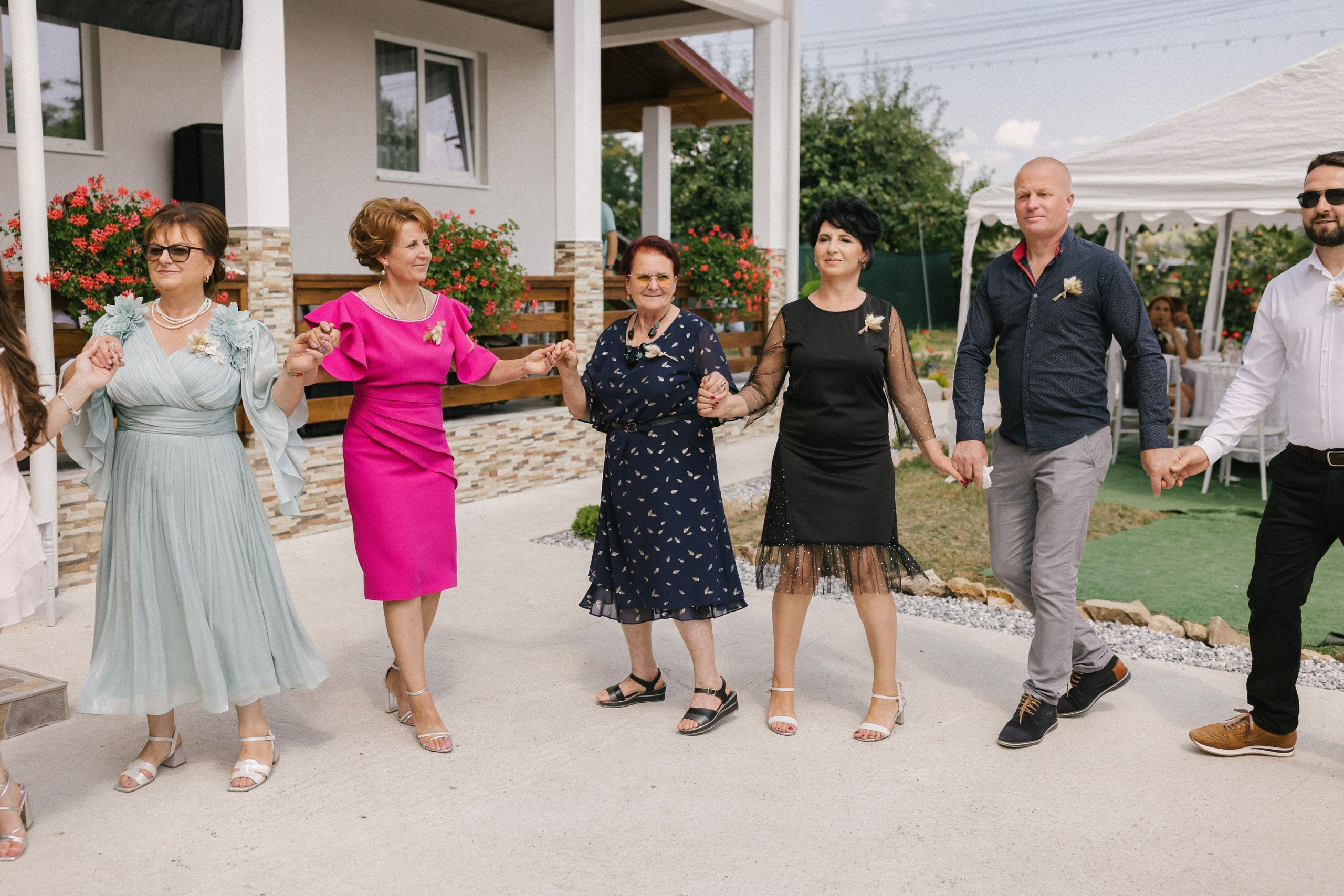 1. Mireasa Adriana în timpul pregătirilor de nuntă în Tudora Botoșani2. Costumul mirelui Ionuț fotografiat artistic în ziua nunții3. Prietenii mirelui la tradițiile de nuntă în Tudora4. Bărbieritul mirelui în cadrul obiceiurilor tradiționale de nuntă5. Fotografii de familie la biserică în ziua nunții6. Portret de familie cu mirii și copilul lor la nunta din Botoșani7. Primul dans al mirilor la Mariage Dor Baisa Botoșani8. Decor elegant de nuntă la Mariage Dor Baisa9. Emoții și tradiții la nunta din Tudora județul Botoșani10. Fotograf profesionist de nuntă în Botoșani surprinzând momente autentice - otograf-nunta-botosanifotograf-evenimente-botosanifotograf-profesionist-botosanifotograf-nunta-tudoranunta-tudora-botosanisedinta-foto-nunta-botosanipoze-nunta-botosanifotografii-nunta-tudorafotograf-cununie-religioasa-botosanibiserica-sfintii-imparati-constantin-si-elena-tudoramariage-dor-baisa-botosanirestaurant-nunta-botosanidansul-mirilor-mariage-dorpregatiri-mire-botosanipregatiri-mireasa-botosanitraditii-nunta-moldovaobiceiuri-nunta-tudorafotograf-familie-nunta-botosaniportret-miri-botosanigalerie-foto-nunta-botosanialbum-foto-nunta-botosaninunta-eleganta-botosaninunta-cu-traditii-botosanifotograf-premium-nunta-botosaniservicii-foto-video-botosanipoveste-de-nunta-botosanifotograf-documentar-nuntafotograf-natural-emotionalmiri-ionut-si-adriananunta-autentica-tudora -otograf-nunta-botosanifotograf-nunta-tudoranunta-tudora-botosanifotograf-evenimente-botosanifotograf-profesionist-botosaniservicii-foto-video-botosanigalerie-foto-nunta-botosanialbum-foto-nunta-botosani - nunta-autentica-botosaninunta-cu-traditii-botosanipoveste-de-nunta-botosanifotografii-emotionante-nuntamomente-autentice-nuntafotografie-documentara-nuntafotograf-natural-nunta- pregatiri-miri-tudorabiserica-tudora-botosanicununie-religioasa-tudoramariage-dor-baisa-botosanipetrecere-nunta-botosanivalsul-mirilor-botosani - alino-foto-studio-botosaniionut-si-adriana-nunta-tudorafotograf-alin-chirila-botosani