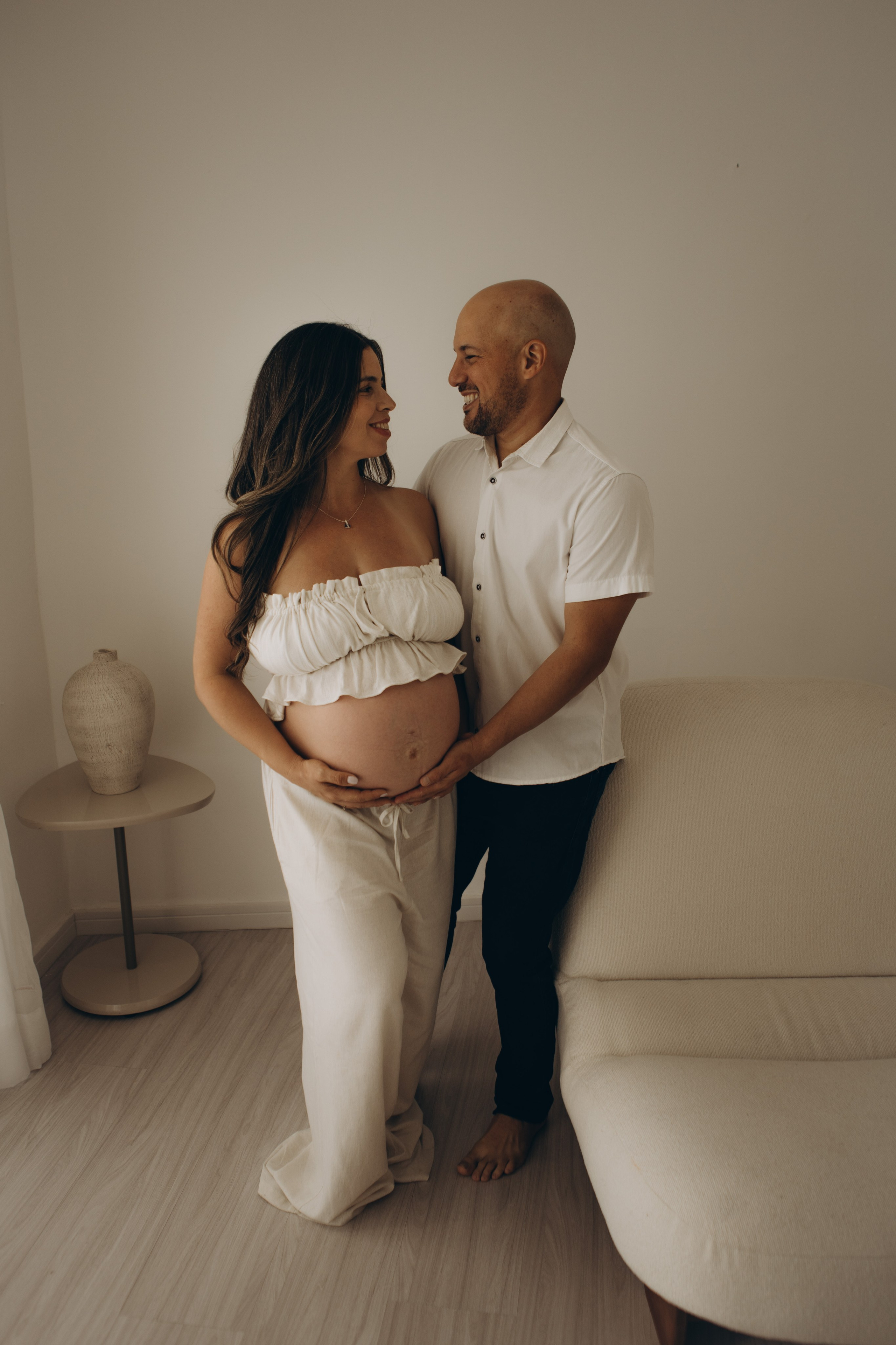 gestante com família em ensaio intimista em estúdio em Sorocaba