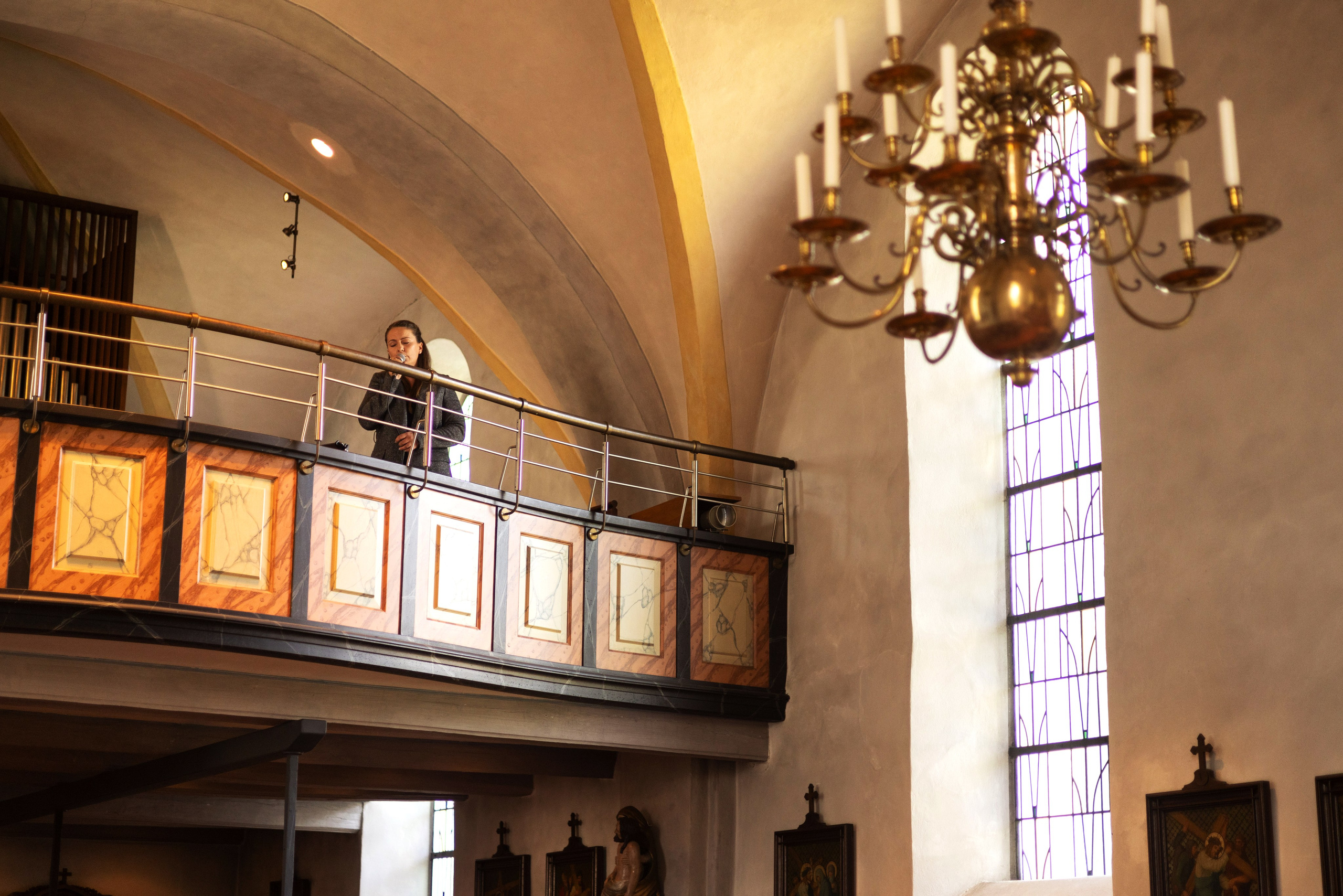 Professionelle Hochzeitsfotos vor der Schwagsdorfer Kirche, aufgenommen nach der katholischen Trauung.“