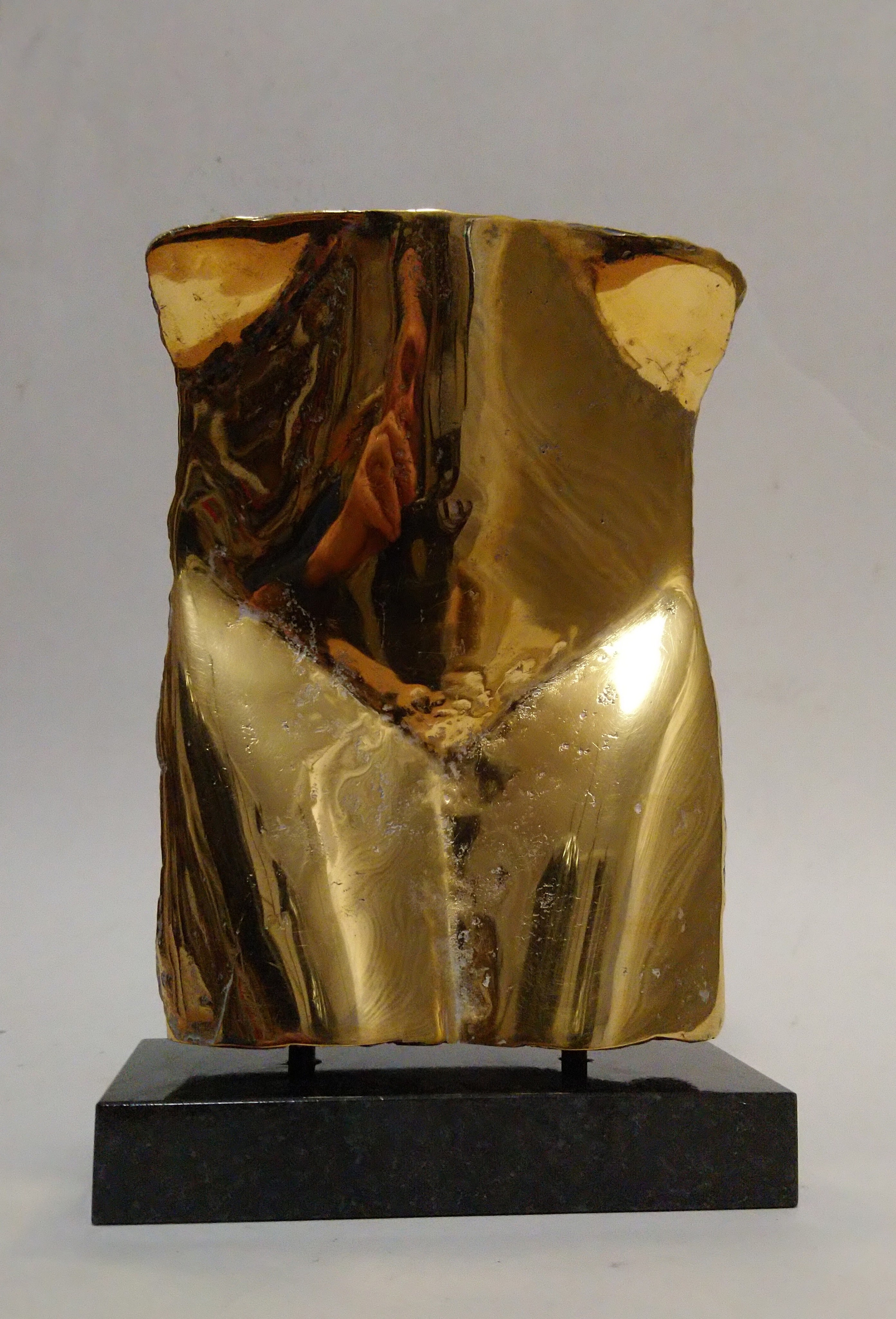 Женский торс 2019. Бронза, позолота, долерит