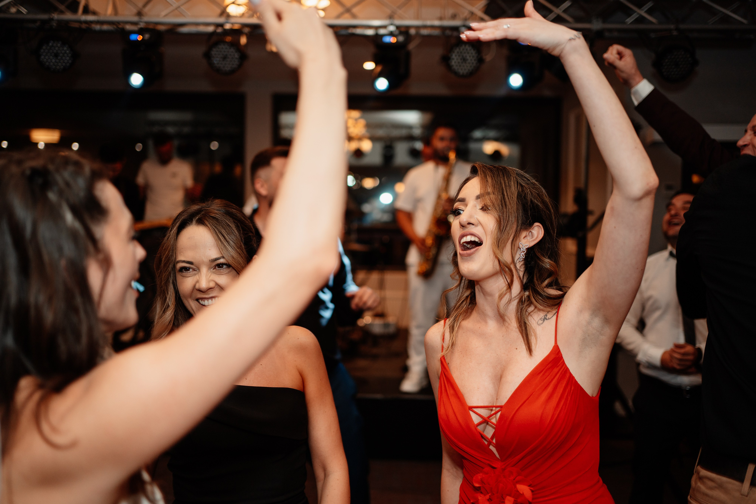 Moment emoționant între miri în ziua nunții, surprins într-un cadru natural și romantic, la Bokka Buftea. Fotografie de nuntă profesională, editată artistic pentru a evidenția emoția și eleganța evenimentului.