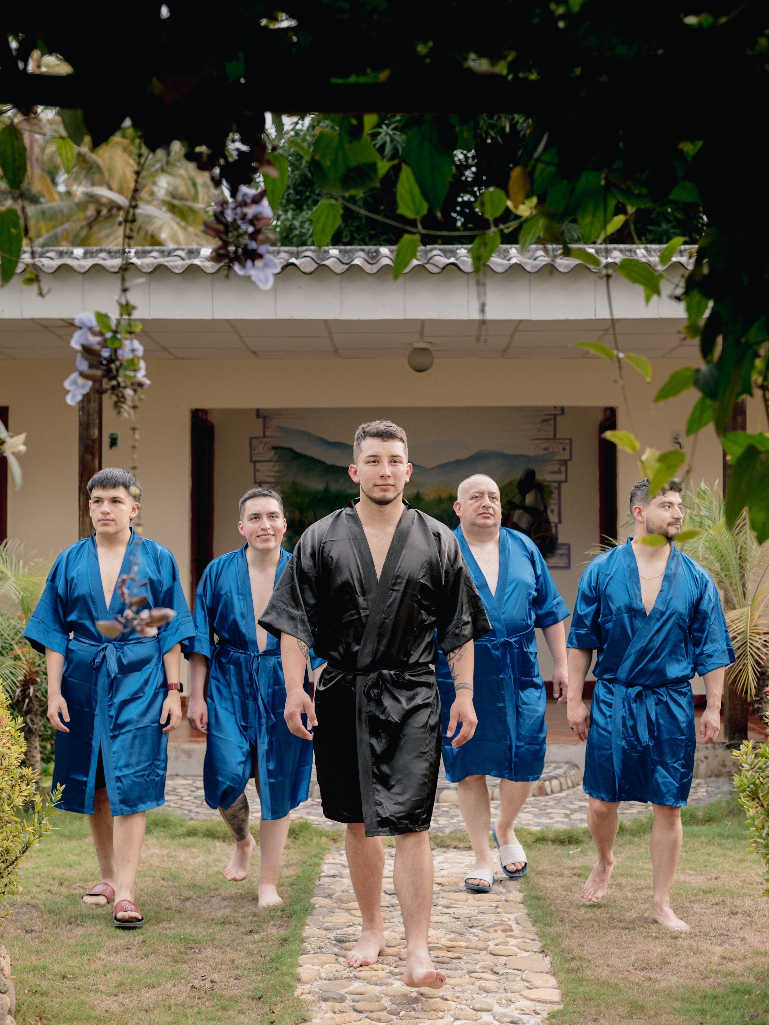 Familia reunida en playa de Mareygua Santa Marta, momentos de boda en ambiente naturaleza caribeña