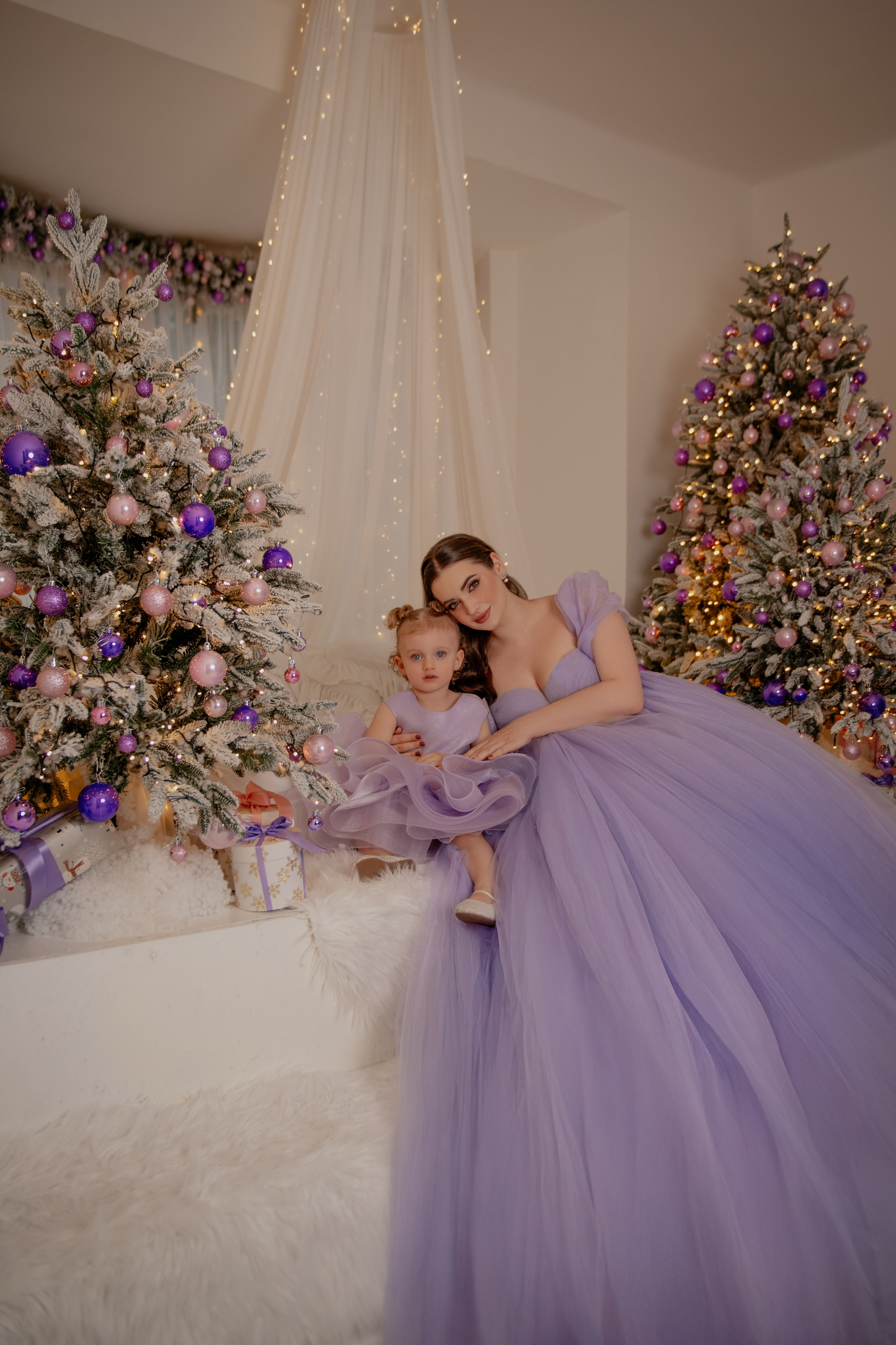 Sasha & Amira. Vánoční focení v Lumine Photostudio. Profesionální fotografka v Praze Anastasia Haritonova
