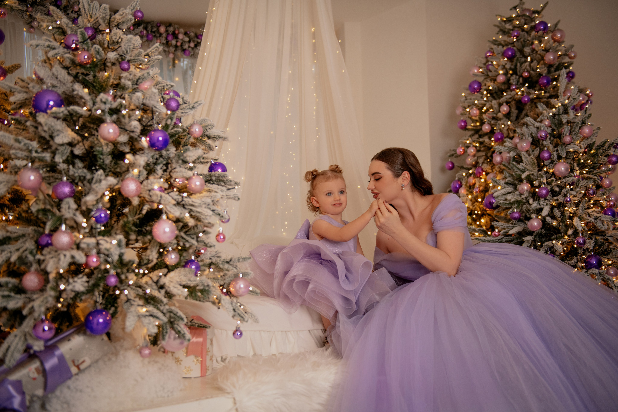 Sasha & Amira. Vánoční focení v Lumine Photostudio. Profesionální fotografka v Praze Anastasia Haritonova