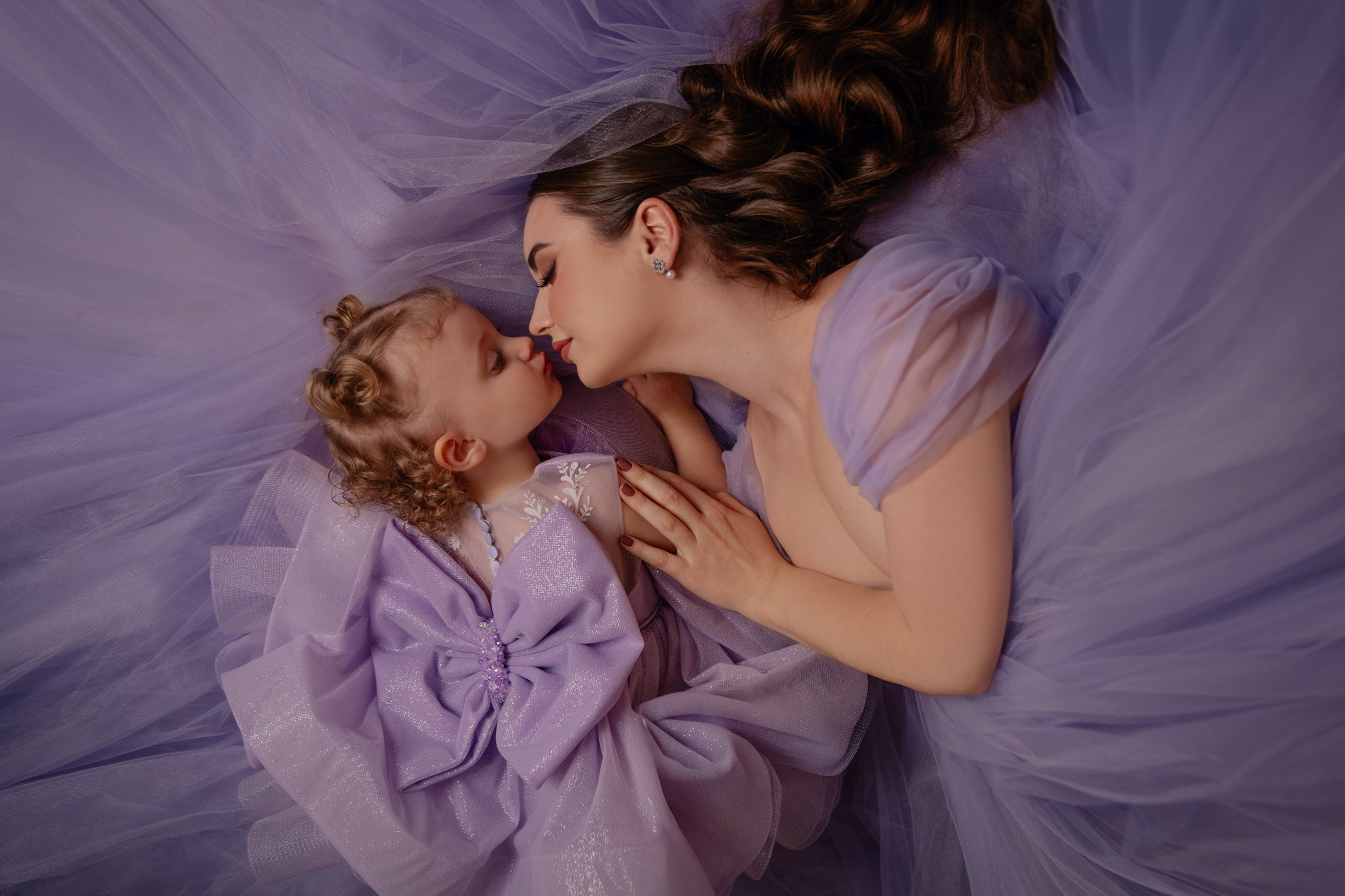 Sasha & Amira. Vánoční focení v Lumine Photostudio. Profesionální fotografka v Praze Anastasia Haritonova