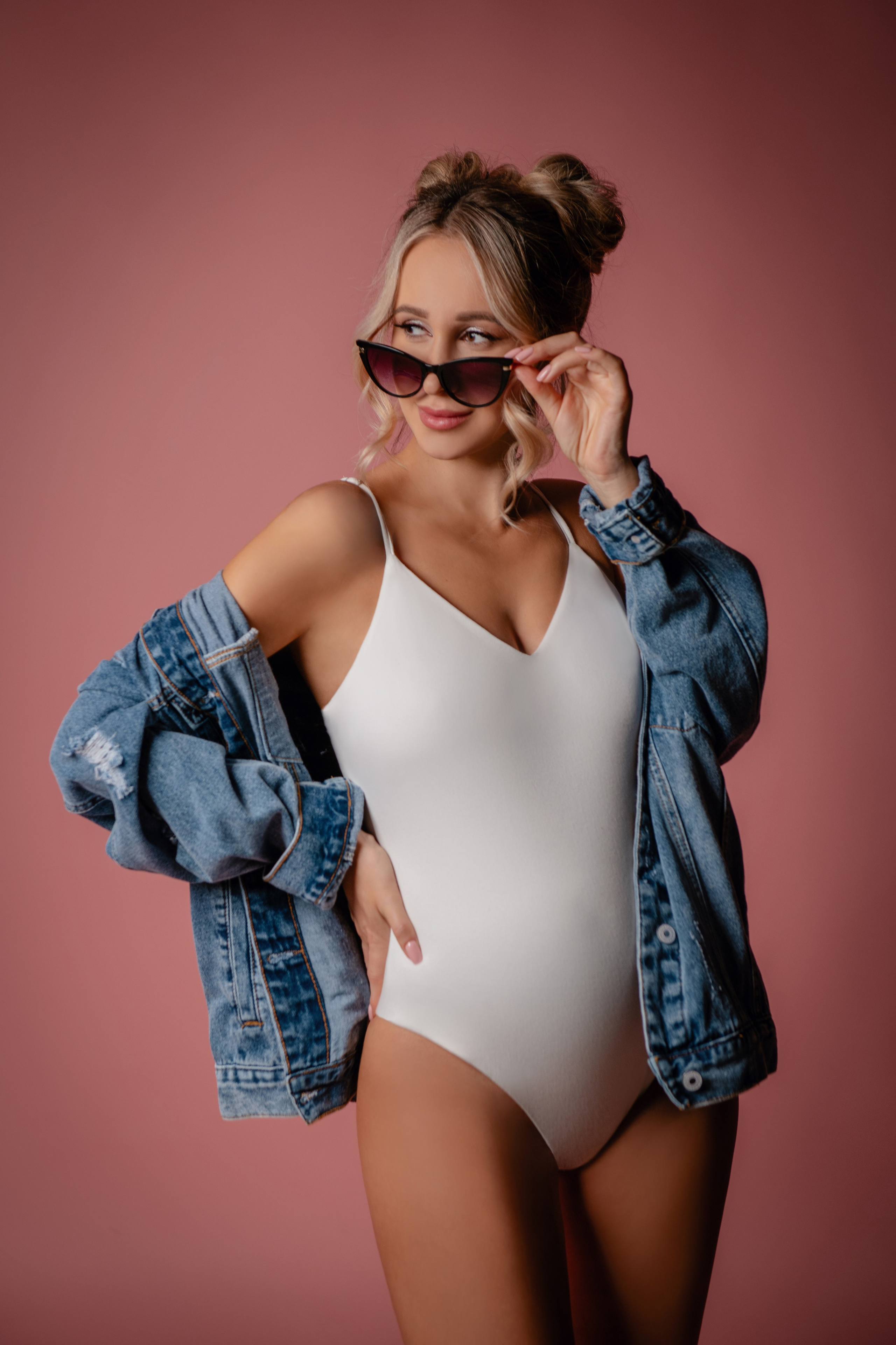 Diana. Těhotenské focení ve stylu Barbie. Profesionální fotografka v Praze Anastasia Haritonova