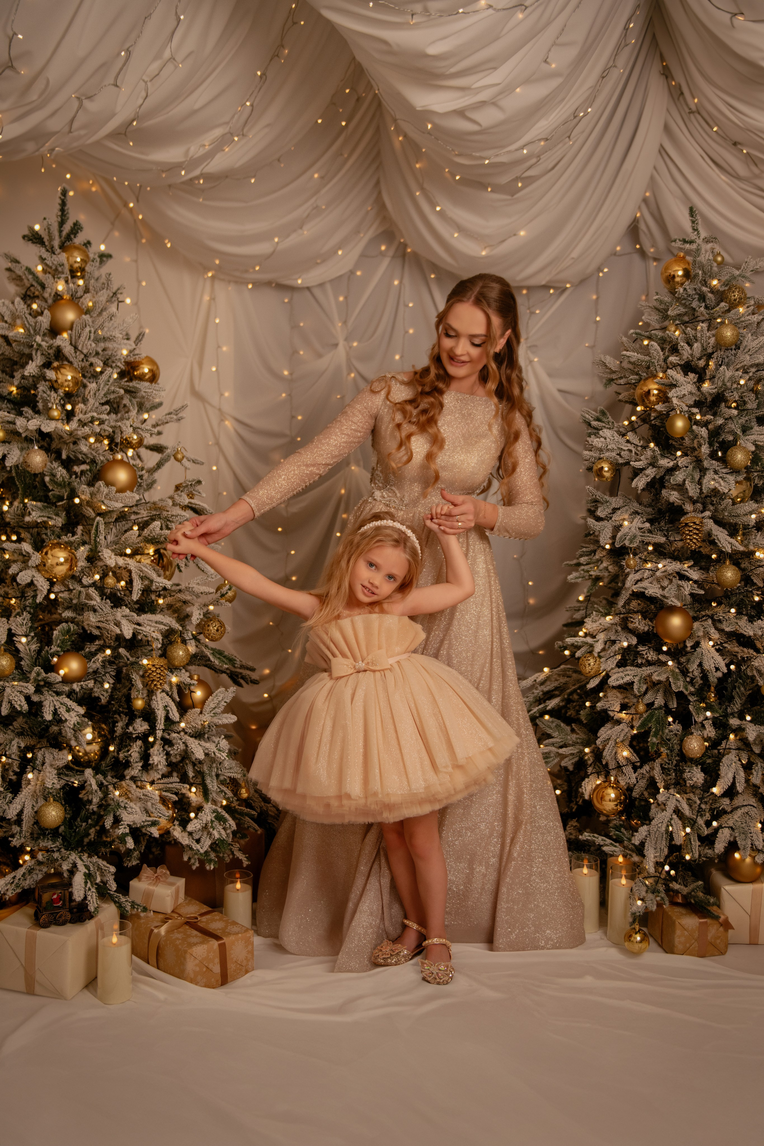 Maria & Tanya. Vánoční focení. Profesionální fotografka v Praze Anastasia Haritonova