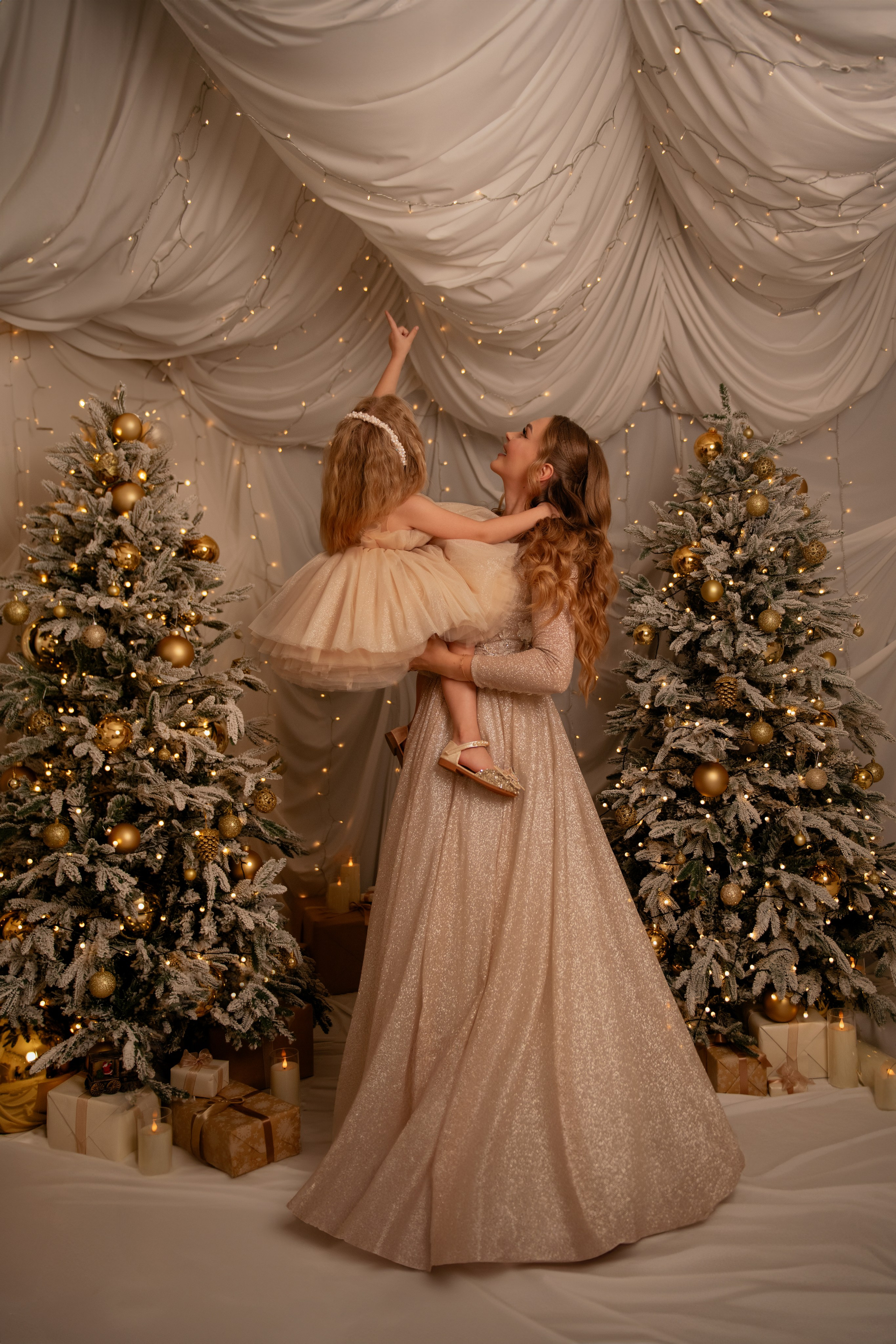 Maria & Tanya. Vánoční focení. Profesionální fotografka v Praze Anastasia Haritonova