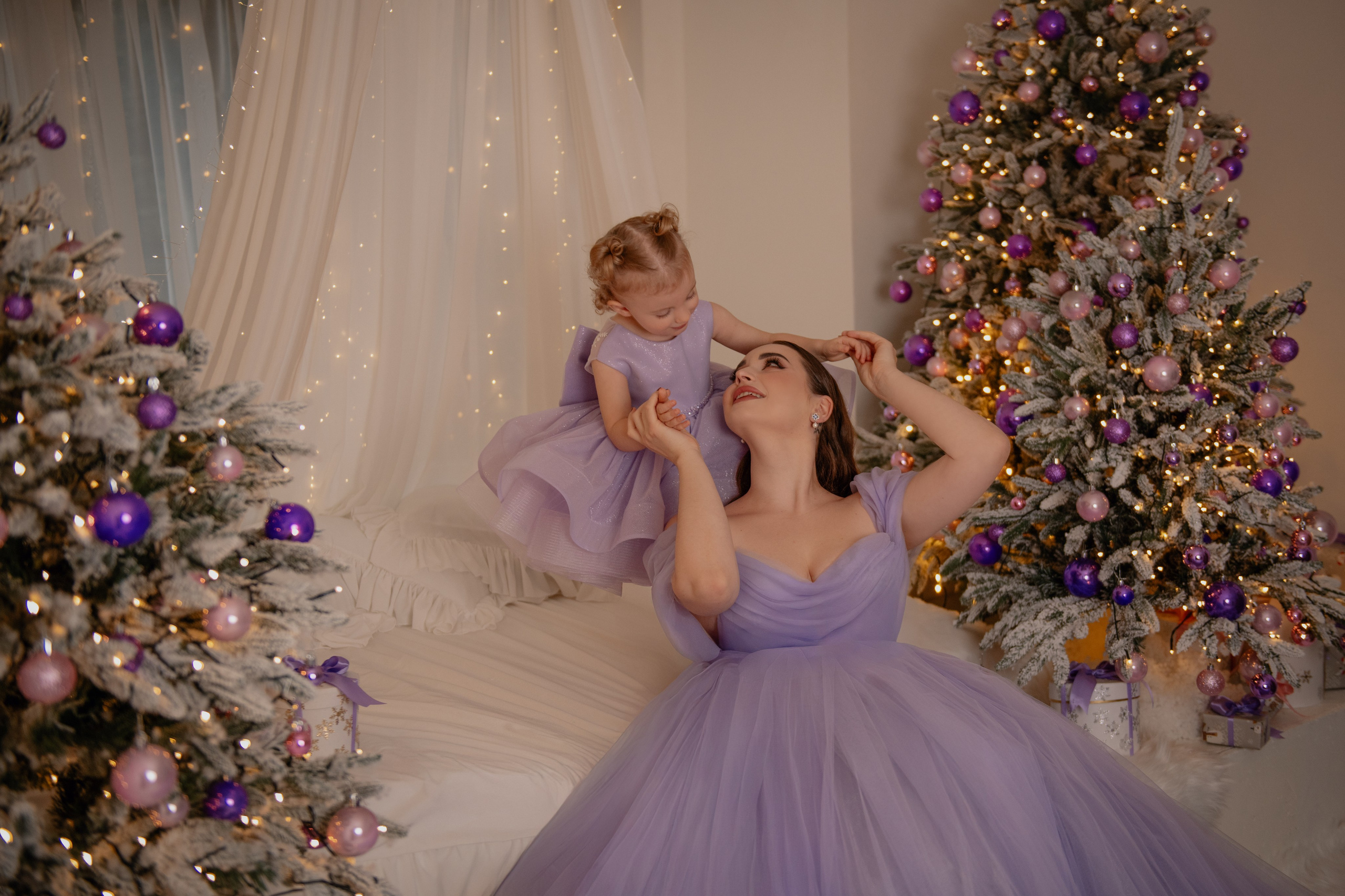 Sasha & Amira. Vánoční focení v Lumine Photostudio. Profesionální fotografka v Praze Anastasia Haritonova